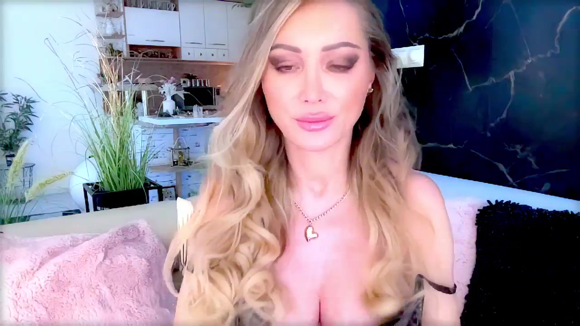 Gallery image thumbnail from Diana_Doll's myfreecams stream on, 06/15/2025, 15:17 image 5 of 20