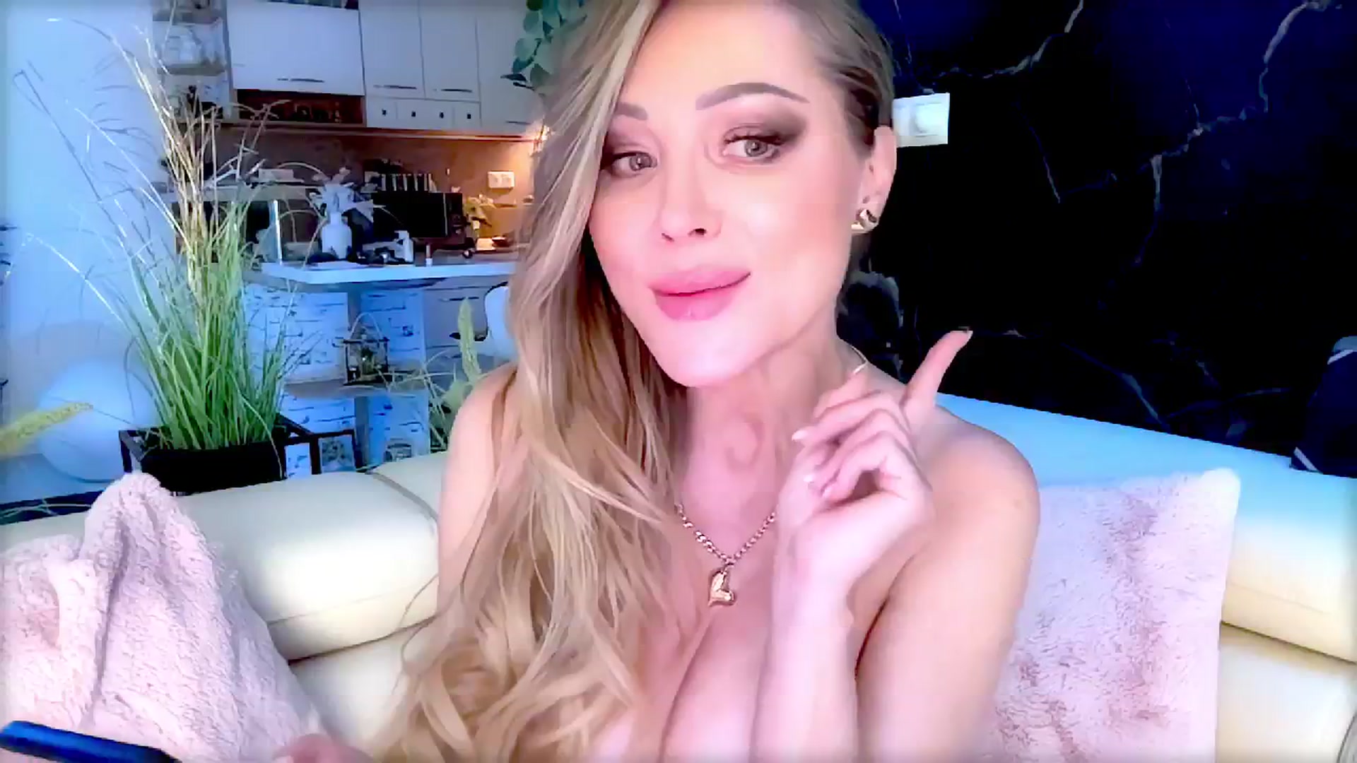 Gallery image thumbnail from Diana_Doll's myfreecams stream on, 06/21/2025, 21:05 image 18 of 20