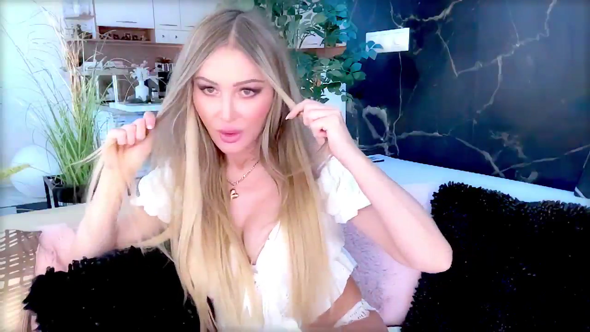Gallery image thumbnail from Diana_Doll's myfreecams stream on, 06/22/2025, 15:43 image 5 of 20