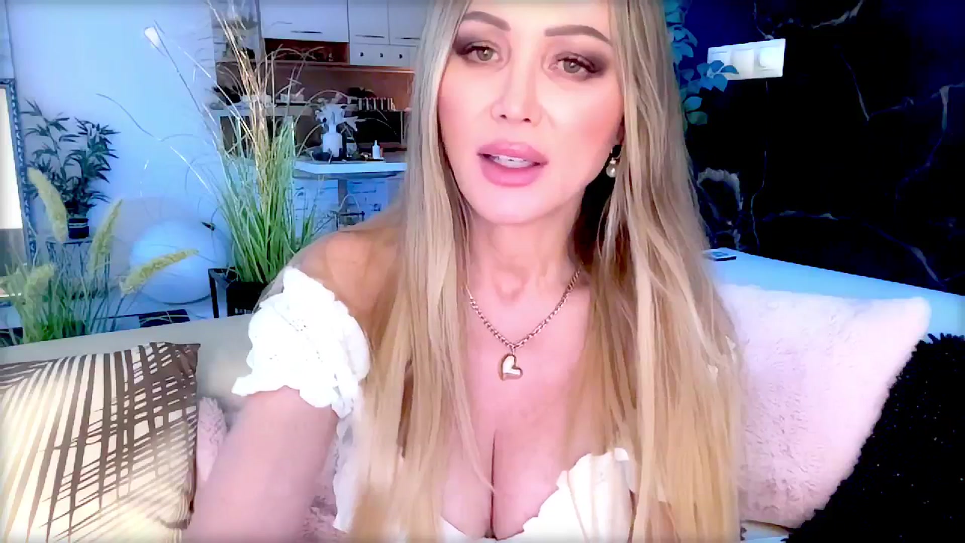 Gallery image thumbnail from Diana_Doll's myfreecams stream on, 06/22/2025, 18:37 image 16 of 20