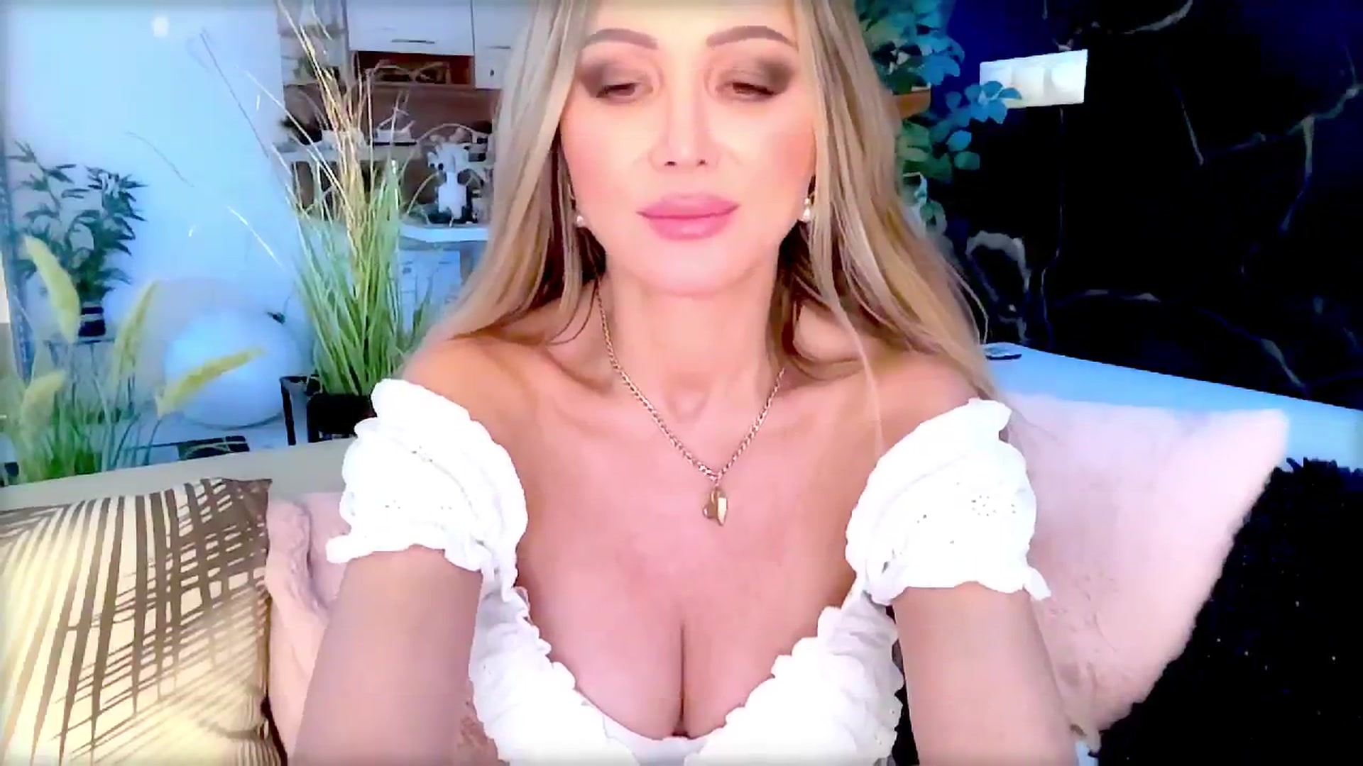 Gallery image thumbnail from Diana_Doll's myfreecams stream on, 06/22/2025, 18:37 image 19 of 20