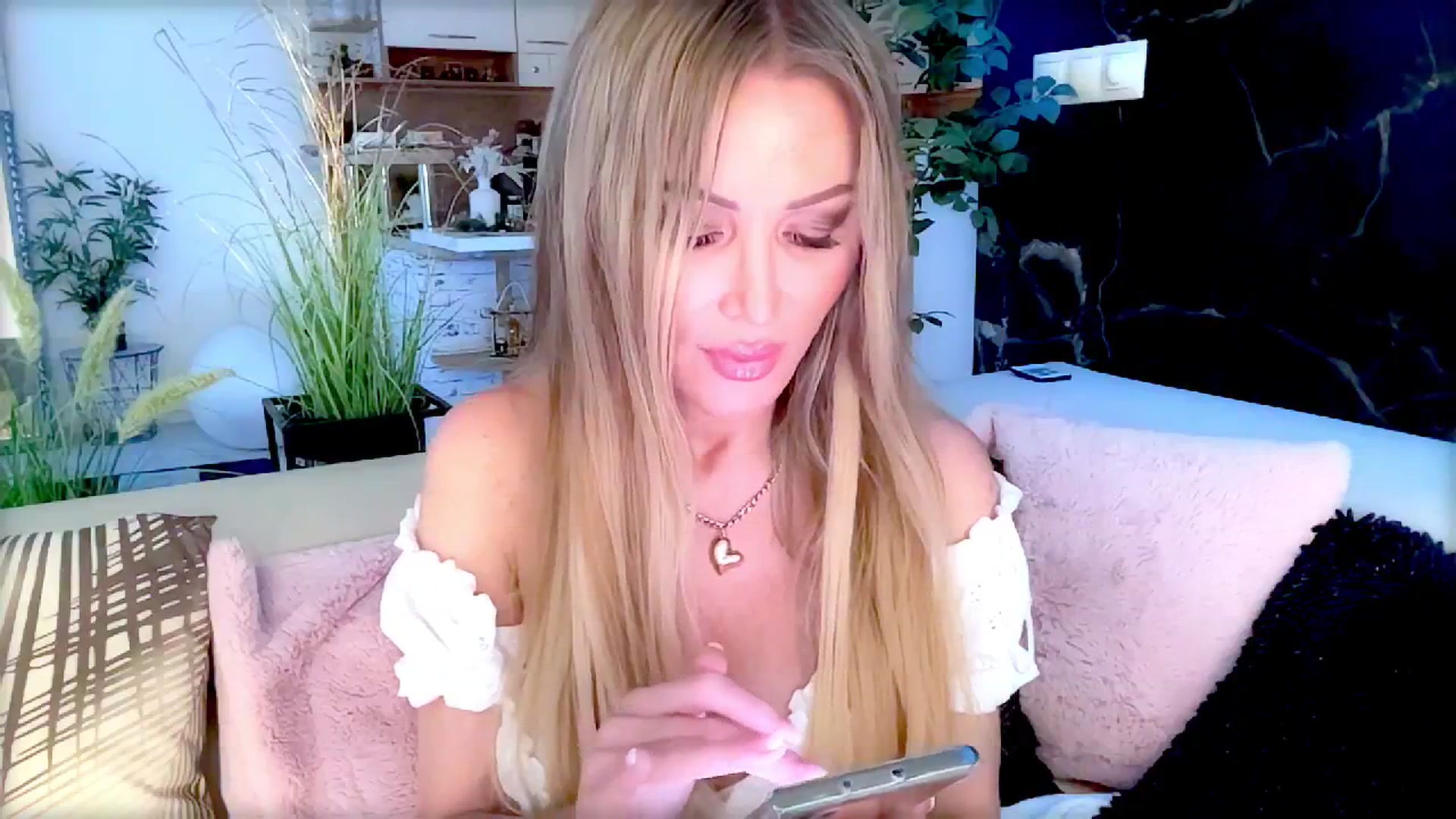 Gallery image thumbnail from Diana_Doll's myfreecams stream on, 06/22/2025, 18:37 image 2 of 20