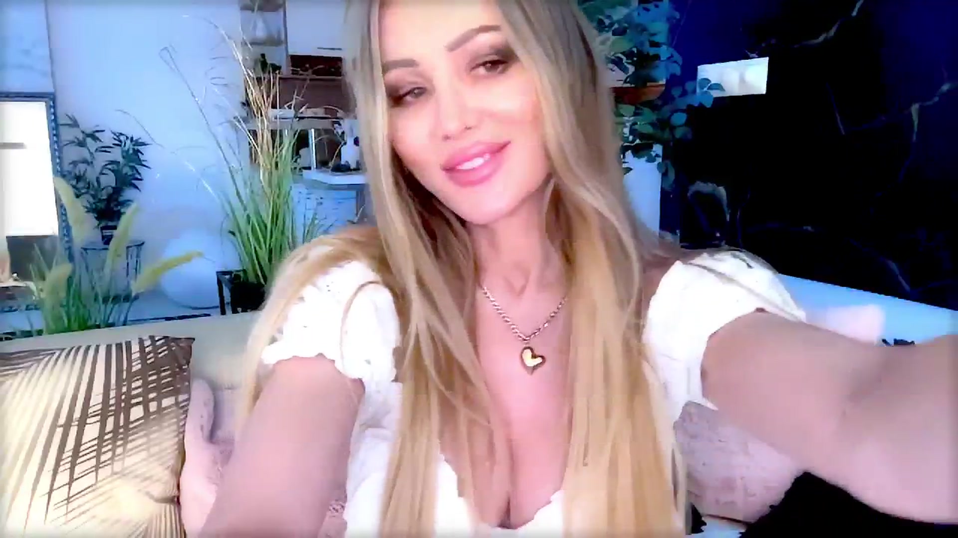 Gallery image thumbnail from Diana_Doll's myfreecams stream on, 06/22/2025, 18:37 image 10 of 20