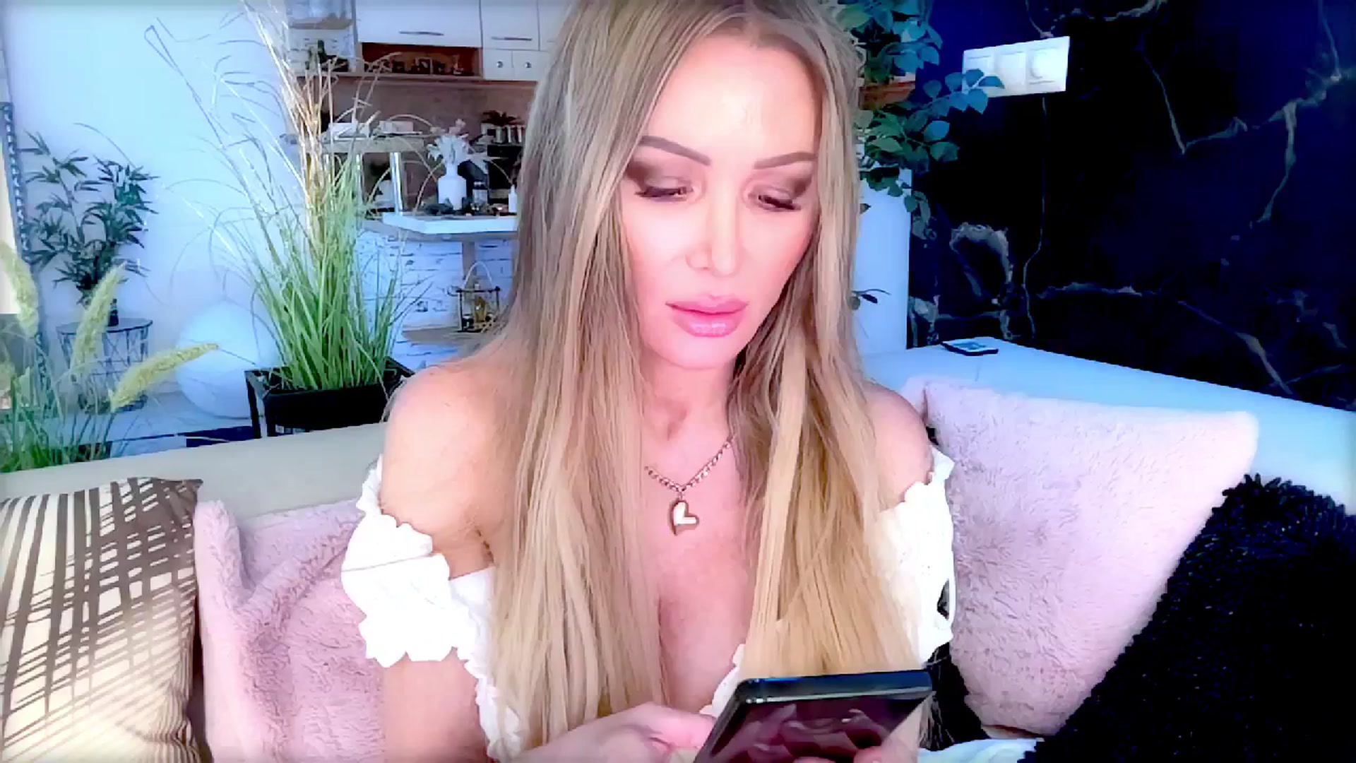 Gallery image thumbnail from Diana_Doll's myfreecams stream on, 06/22/2025, 18:37 image 1 of 20