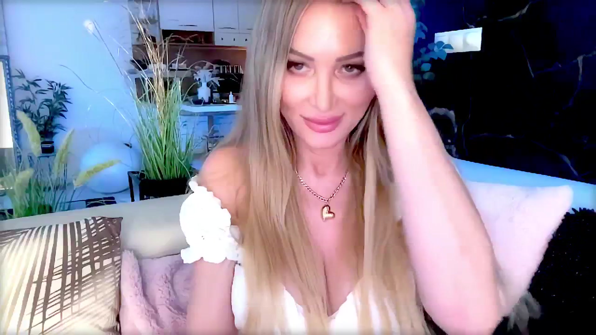 Gallery image thumbnail from Diana_Doll's myfreecams stream on, 06/22/2025, 18:37 image 17 of 20