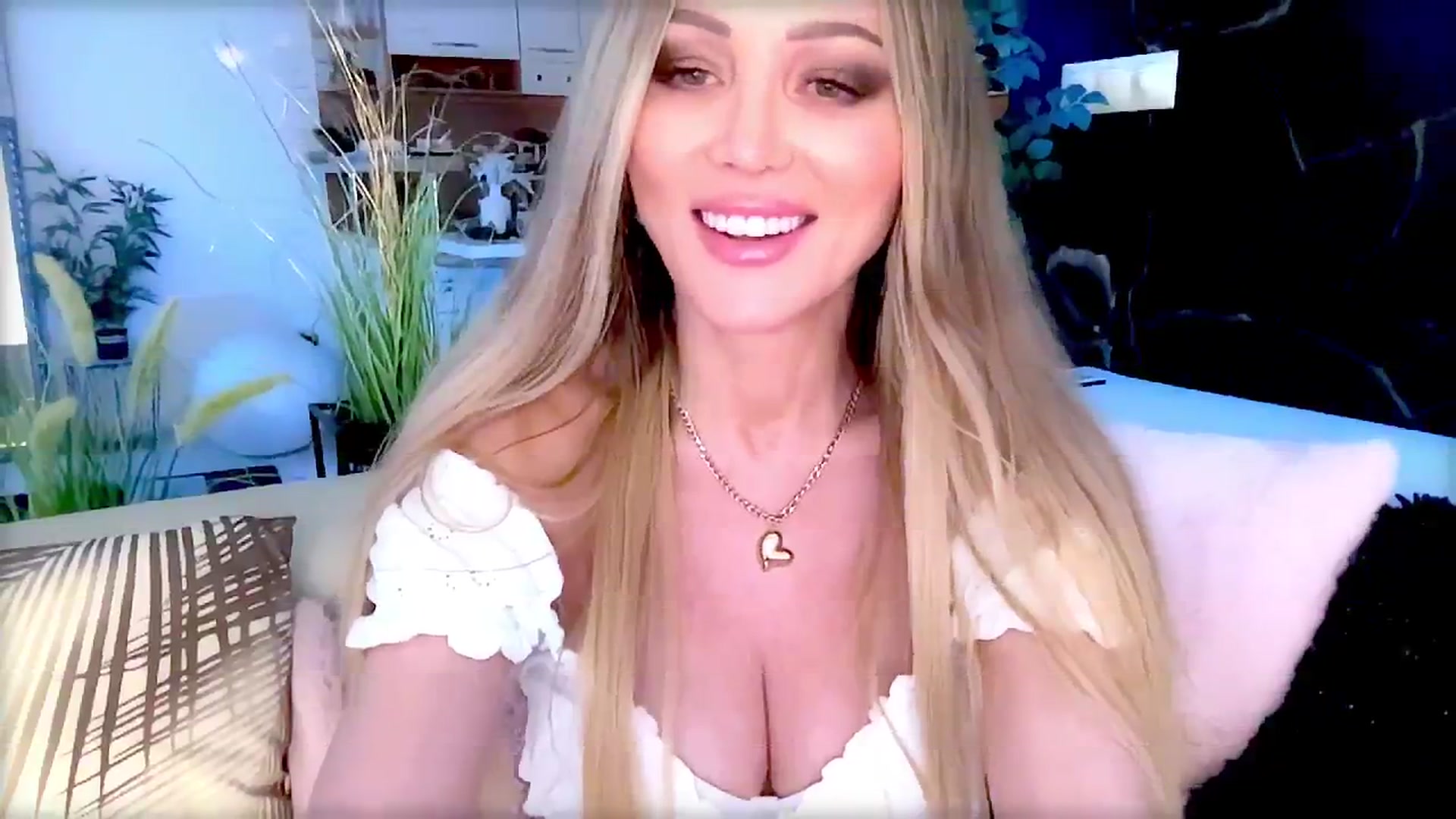 Gallery image thumbnail from Diana_Doll's myfreecams stream on, 06/22/2025, 18:37 image 15 of 20