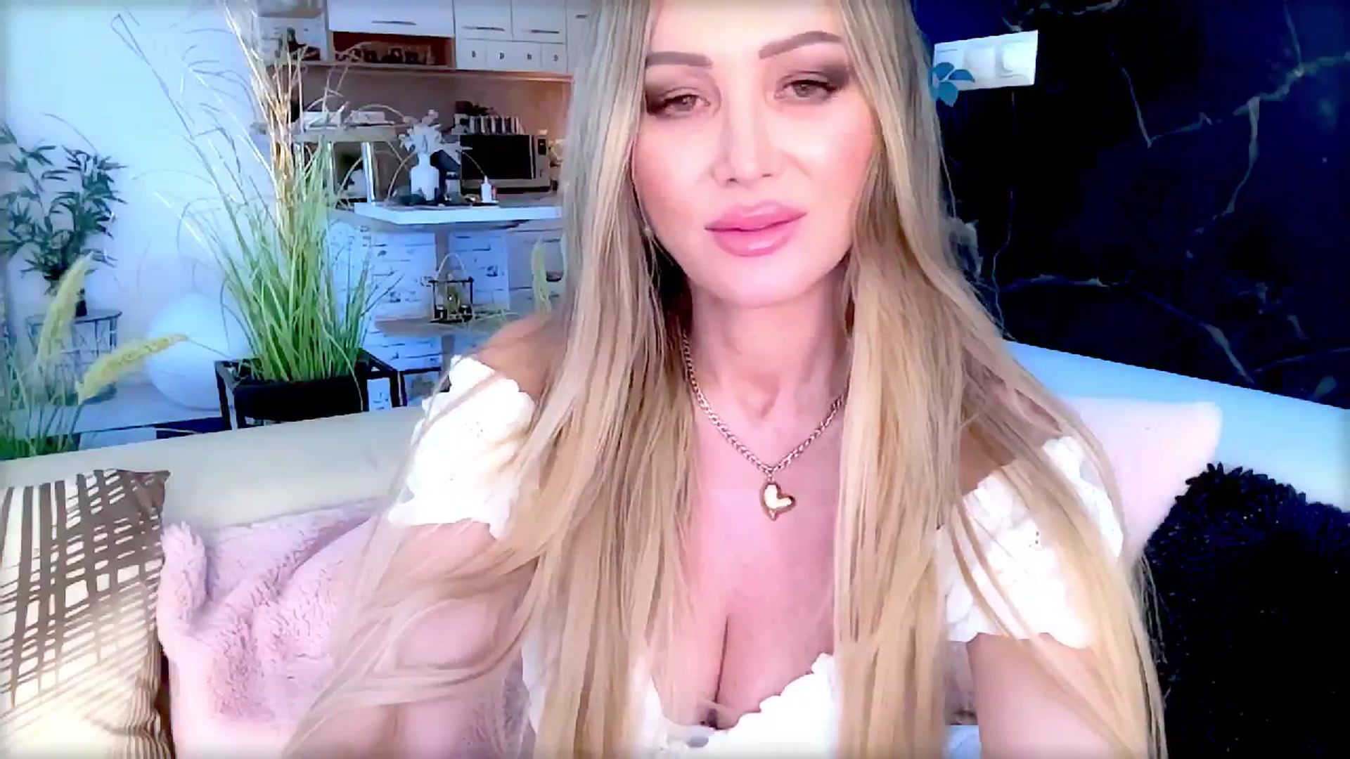Gallery image thumbnail from Diana_Doll's myfreecams stream on, 06/22/2025, 18:37 image 4 of 20