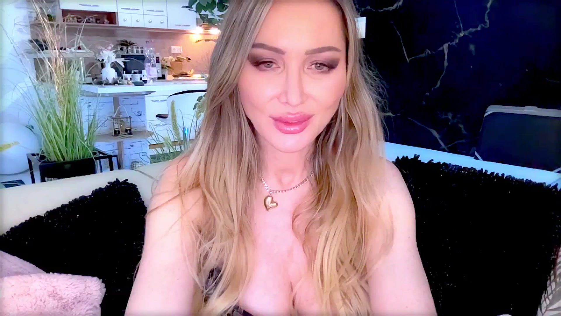Gallery image thumbnail from Diana_Doll's myfreecams stream on, 06/28/2025, 22:14 image 18 of 20