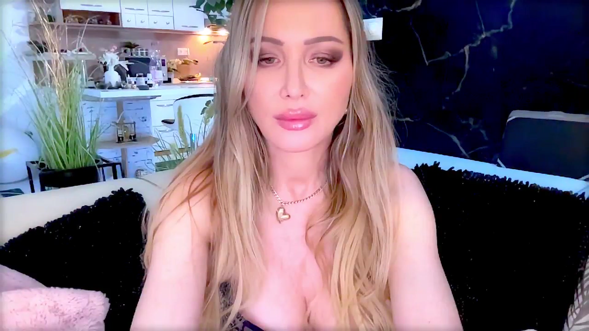 Gallery image thumbnail from Diana_Doll's myfreecams stream on, 06/28/2025, 22:14 image 17 of 20