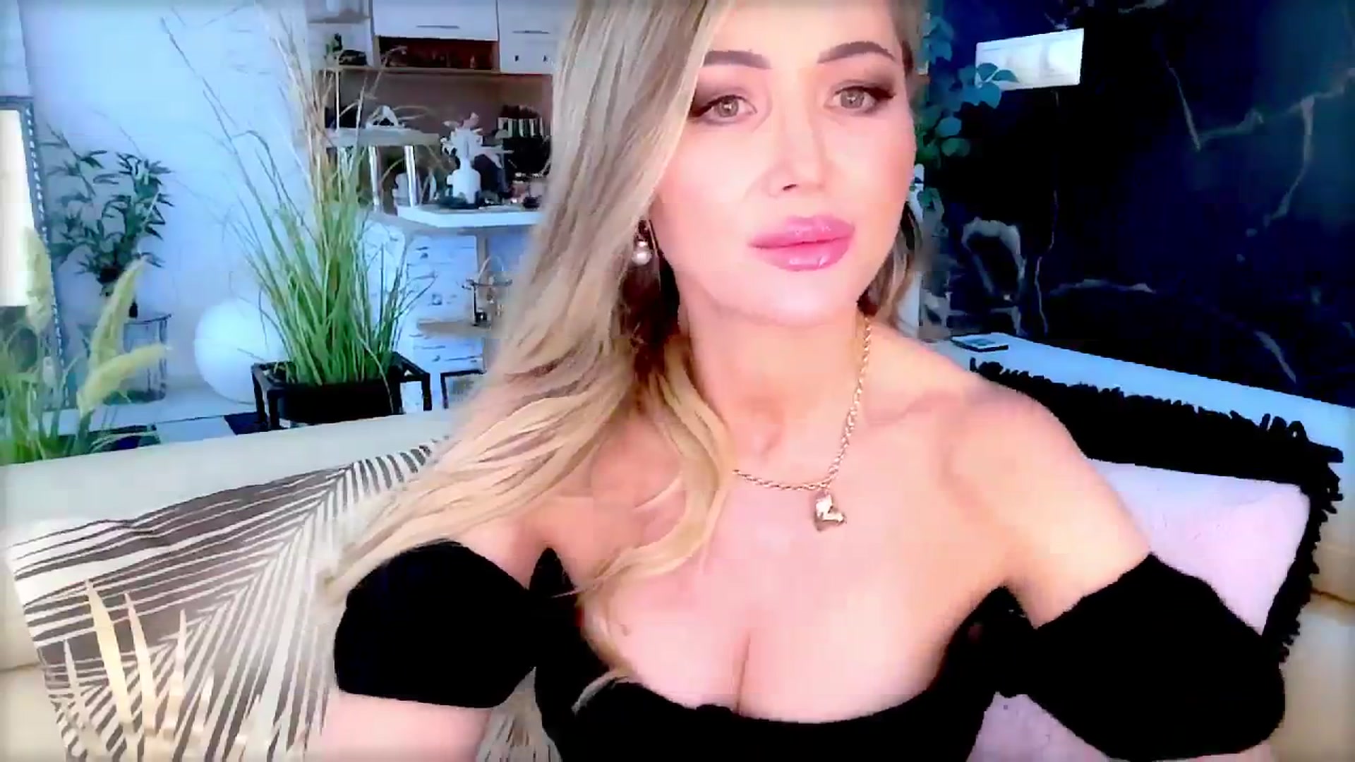 Gallery image thumbnail from Diana_Doll's myfreecams stream on, 07/13/2025, 14:43 image 4 of 20