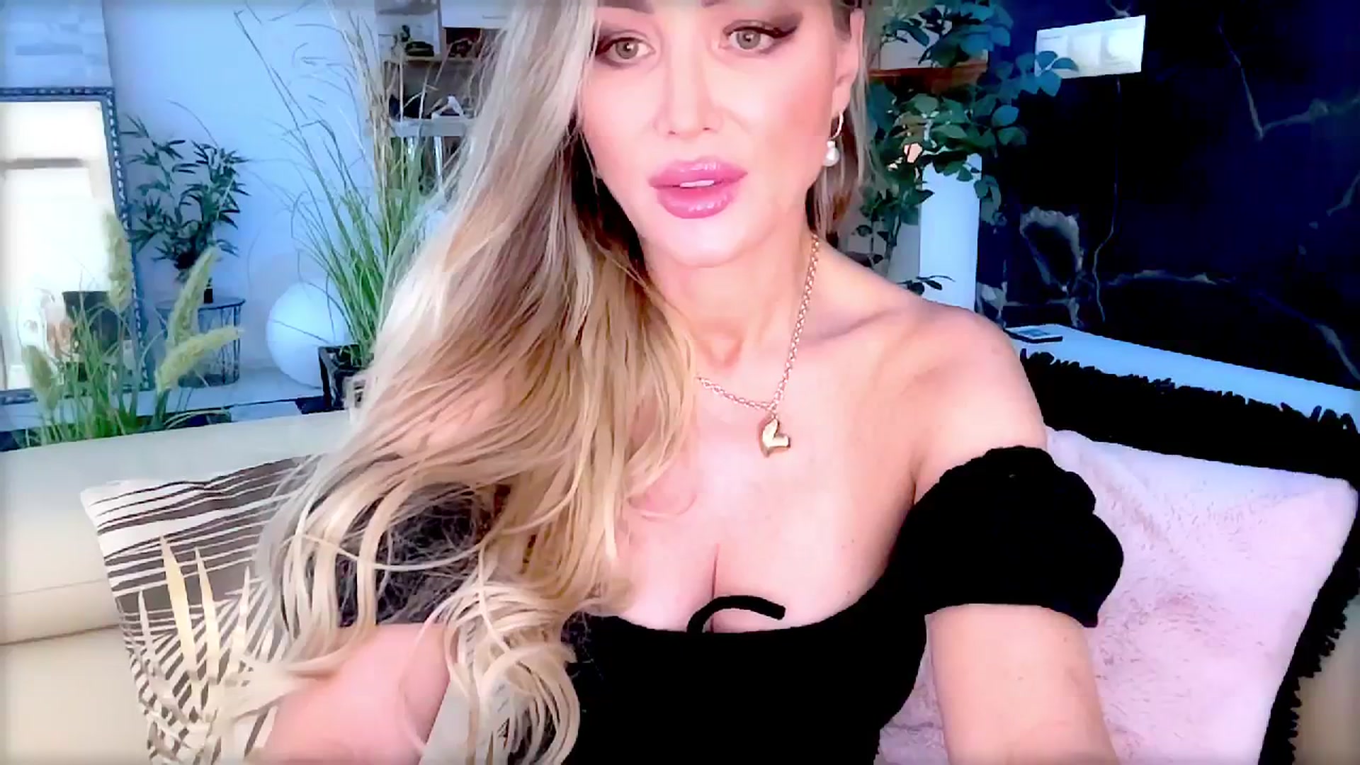 Gallery image thumbnail from Diana_Doll's myfreecams stream on, 07/13/2025, 14:43 image 2 of 20