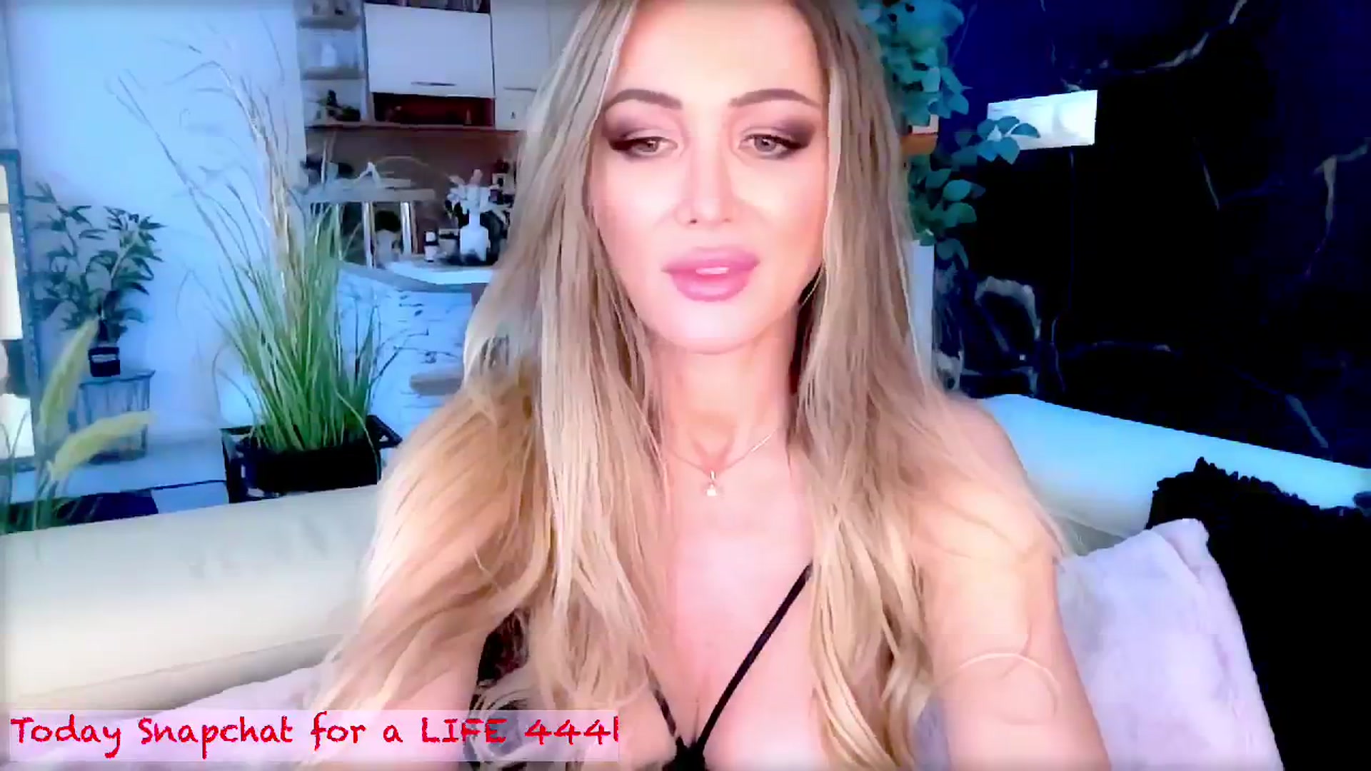 Gallery image thumbnail from Diana_Doll's myfreecams stream on, 08/23/2025, 17:23 image 16 of 20