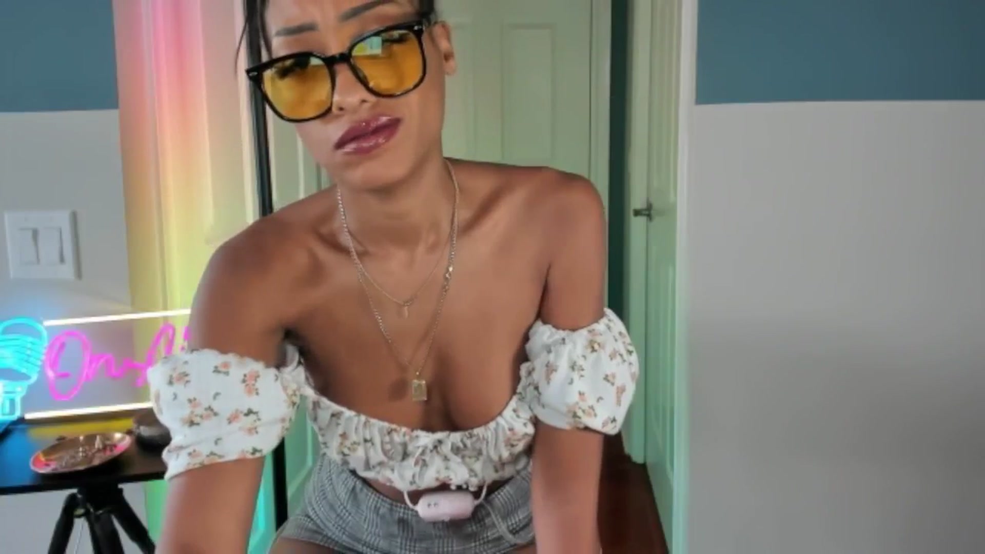 Gallery image thumbnail from DiazWhite's myfreecams stream on, 03/16/2026, 19:03 image 10 of 20