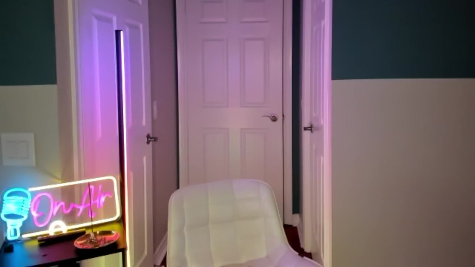 Gallery image thumbnail from DiazWhite's myfreecams stream on, 03/22/2026, 14:17 image 14 of 20