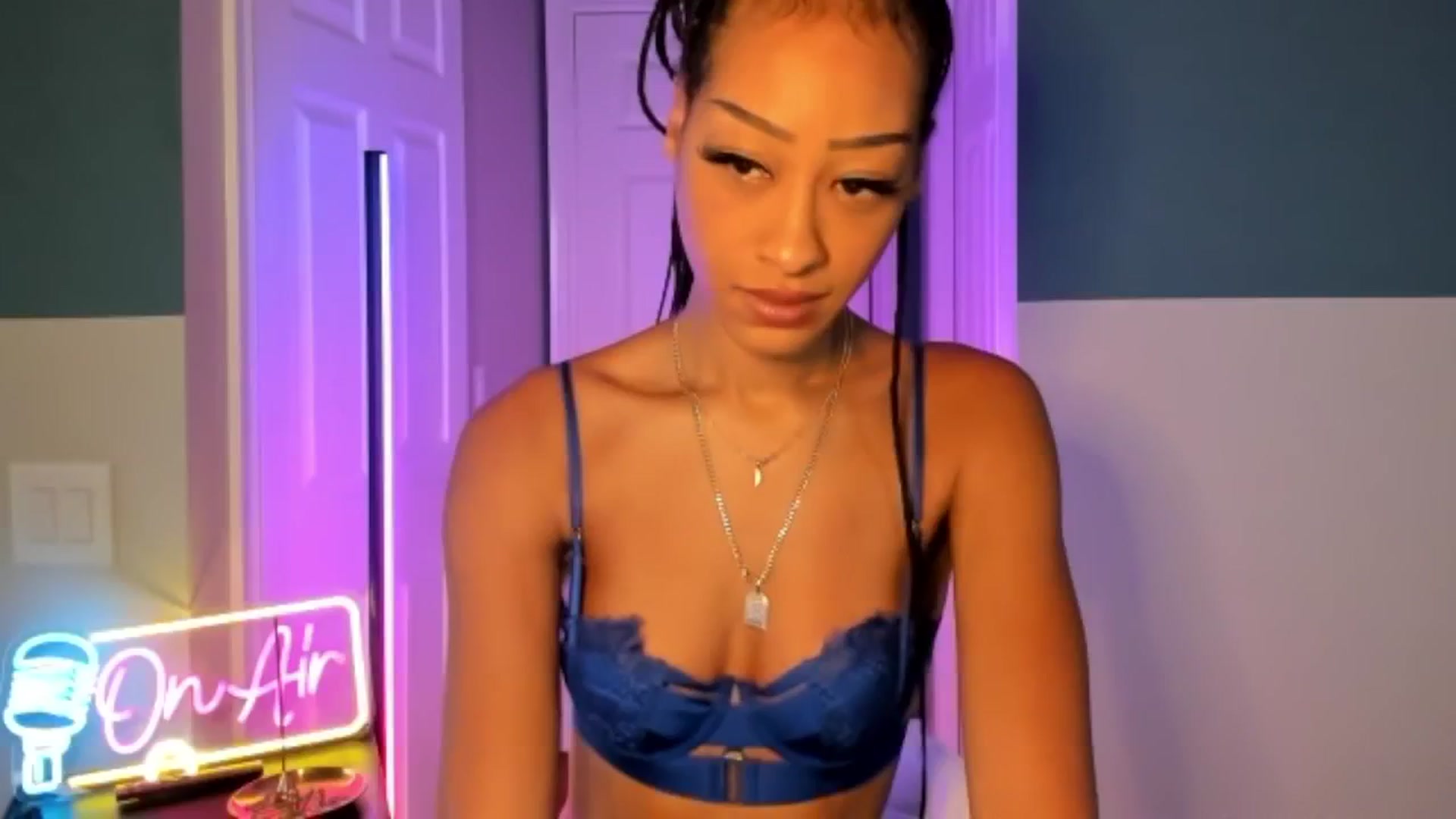Gallery image thumbnail from DiazWhite's myfreecams stream on, 03/22/2026, 14:17 image 10 of 20