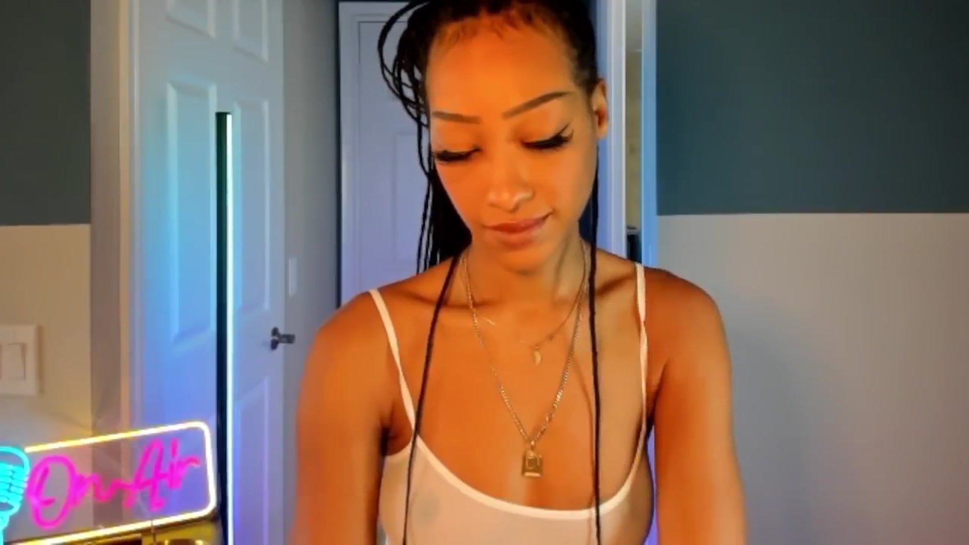 Gallery image thumbnail from DiazWhite's myfreecams stream on, 03/22/2026, 15:21 image 17 of 20