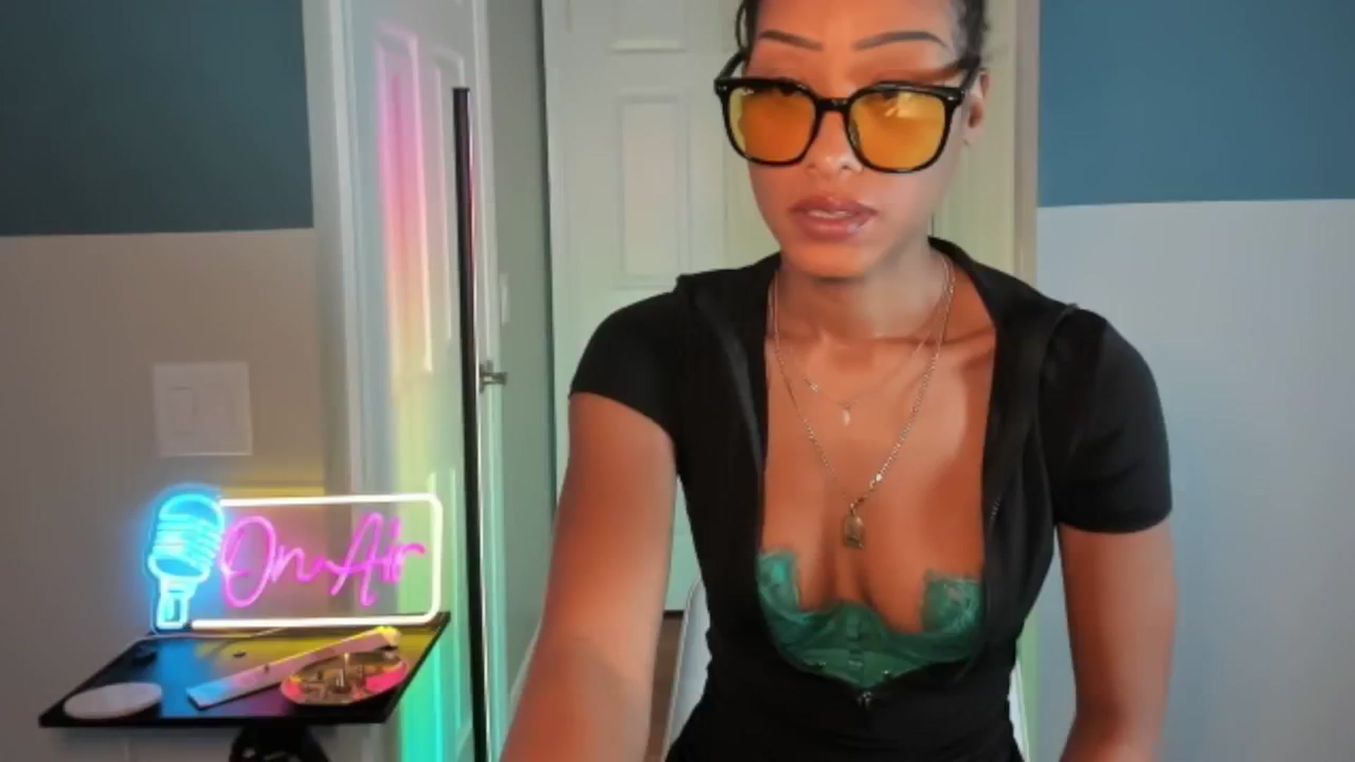 Gallery image thumbnail from DiazWhite's myfreecams stream on, 03/23/2026, 23:21 image 17 of 20