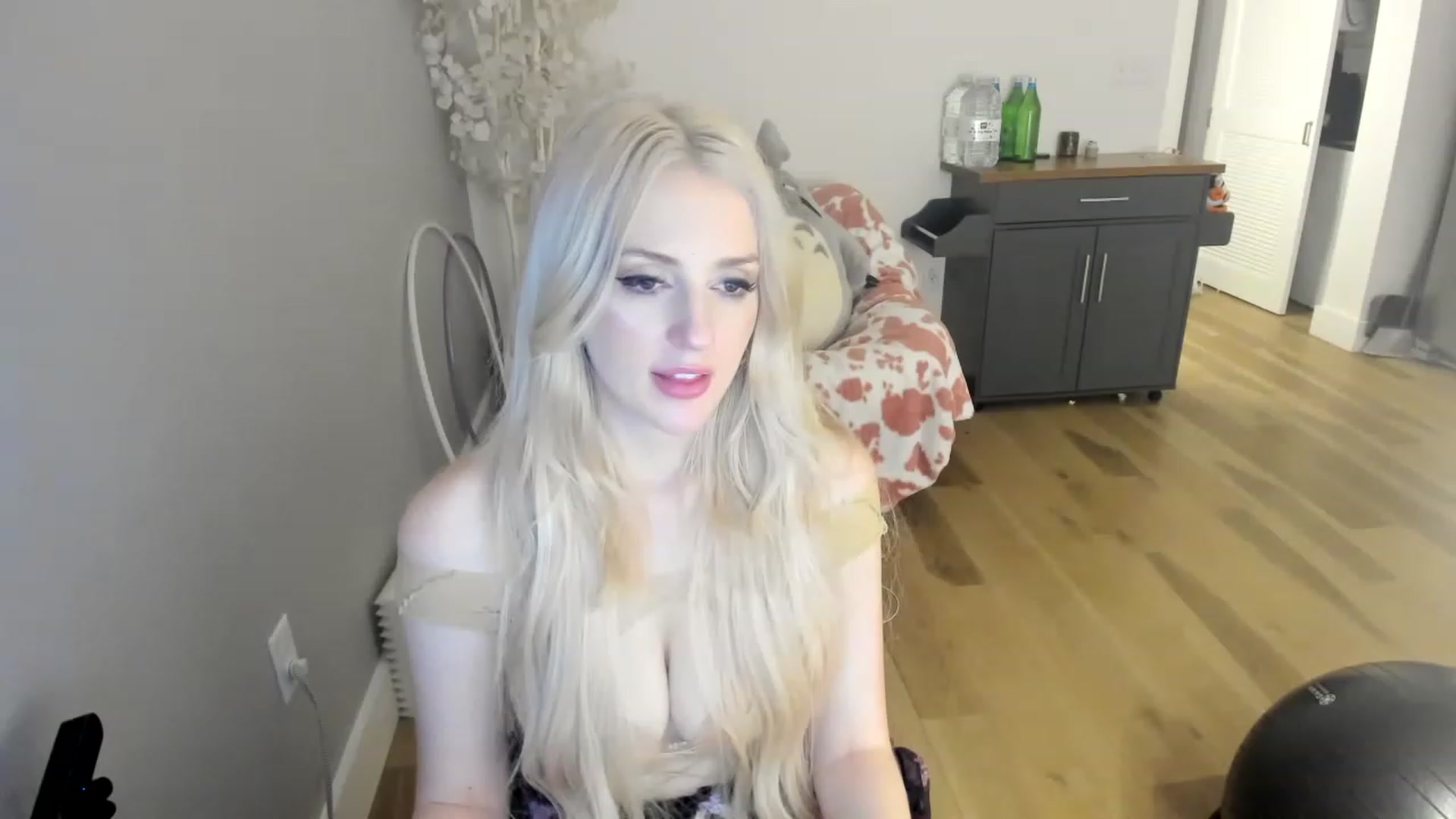 Gallery image thumbnail from Dick_RateMilk's myfreecams stream on, 12/04/2022, 10:52 image 9 of 20