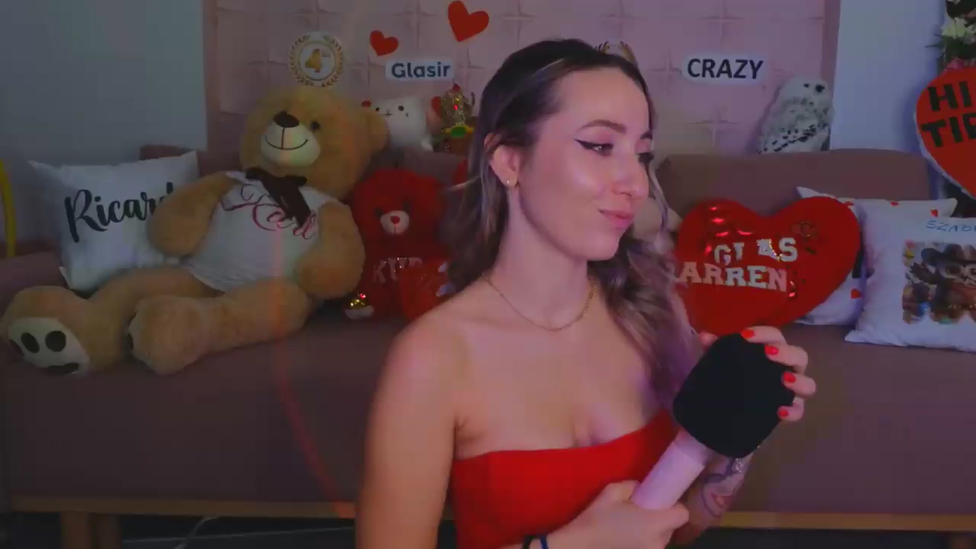 Gallery image thumbnail from DinasLibrary's myfreecams stream on, 08/22/2026, 04:42 image 6 of 20