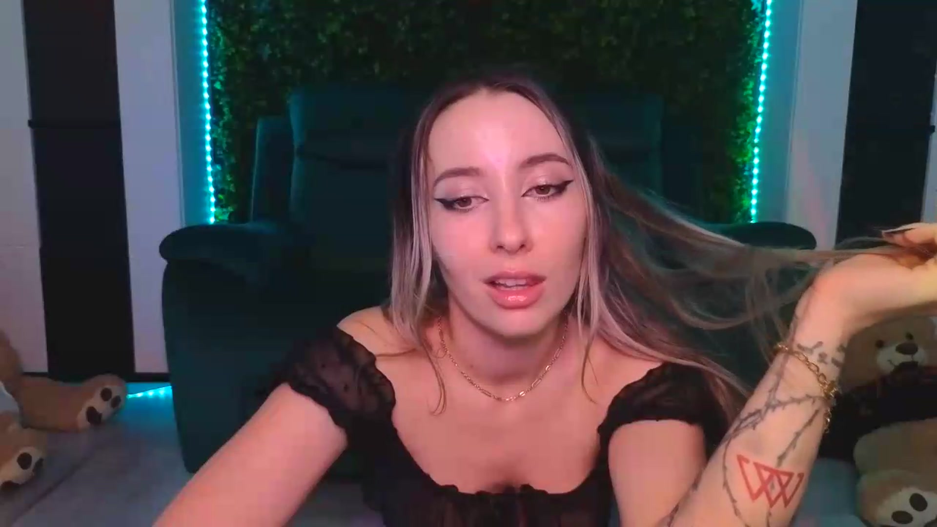 Gallery image thumbnail from DinasLibrary's myfreecams stream on, 09/19/2026, 09:14 image 13 of 20