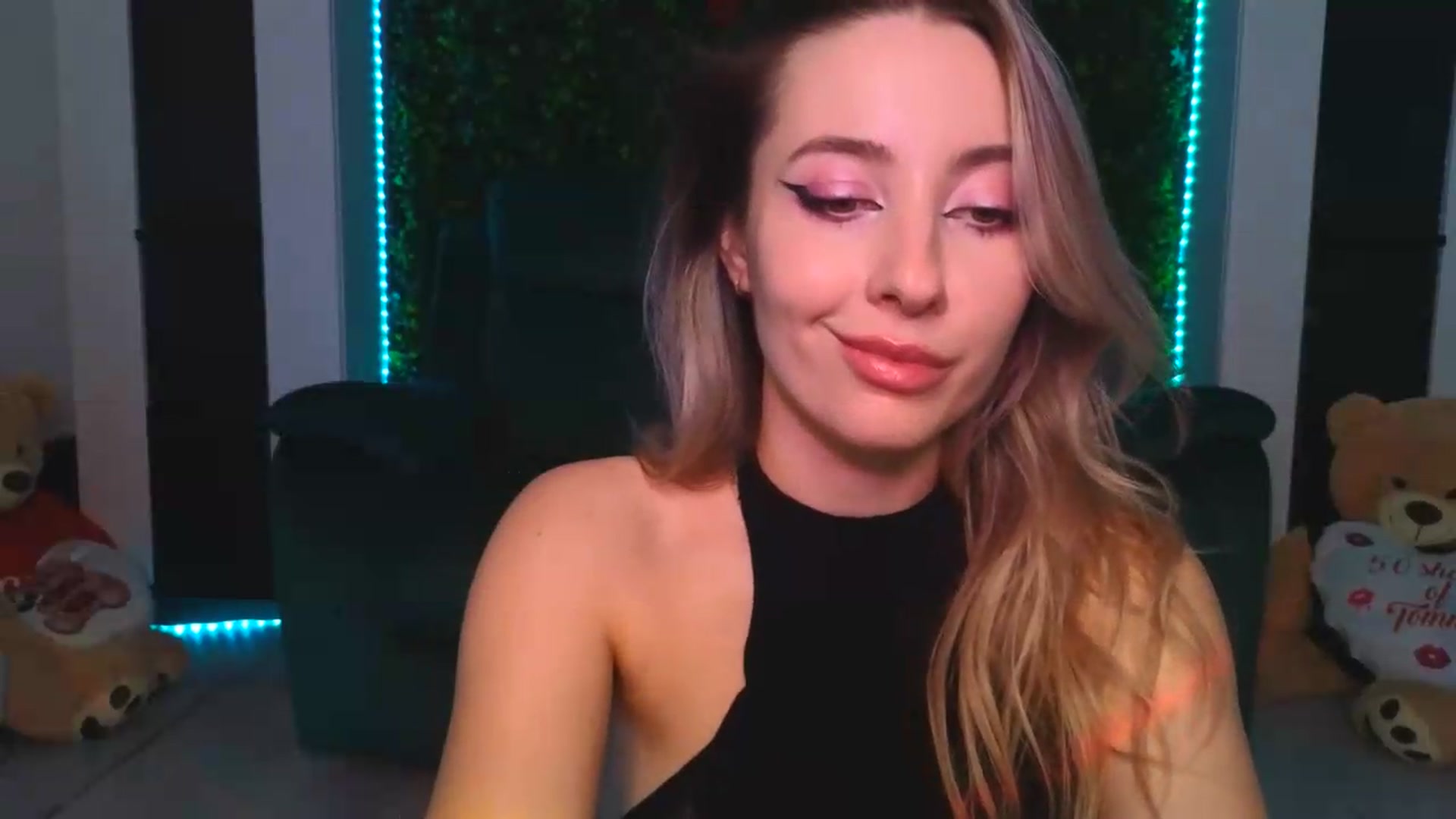 Gallery image thumbnail from DinasLibrary's myfreecams stream on, 09/26/2026, 09:22 image 4 of 20