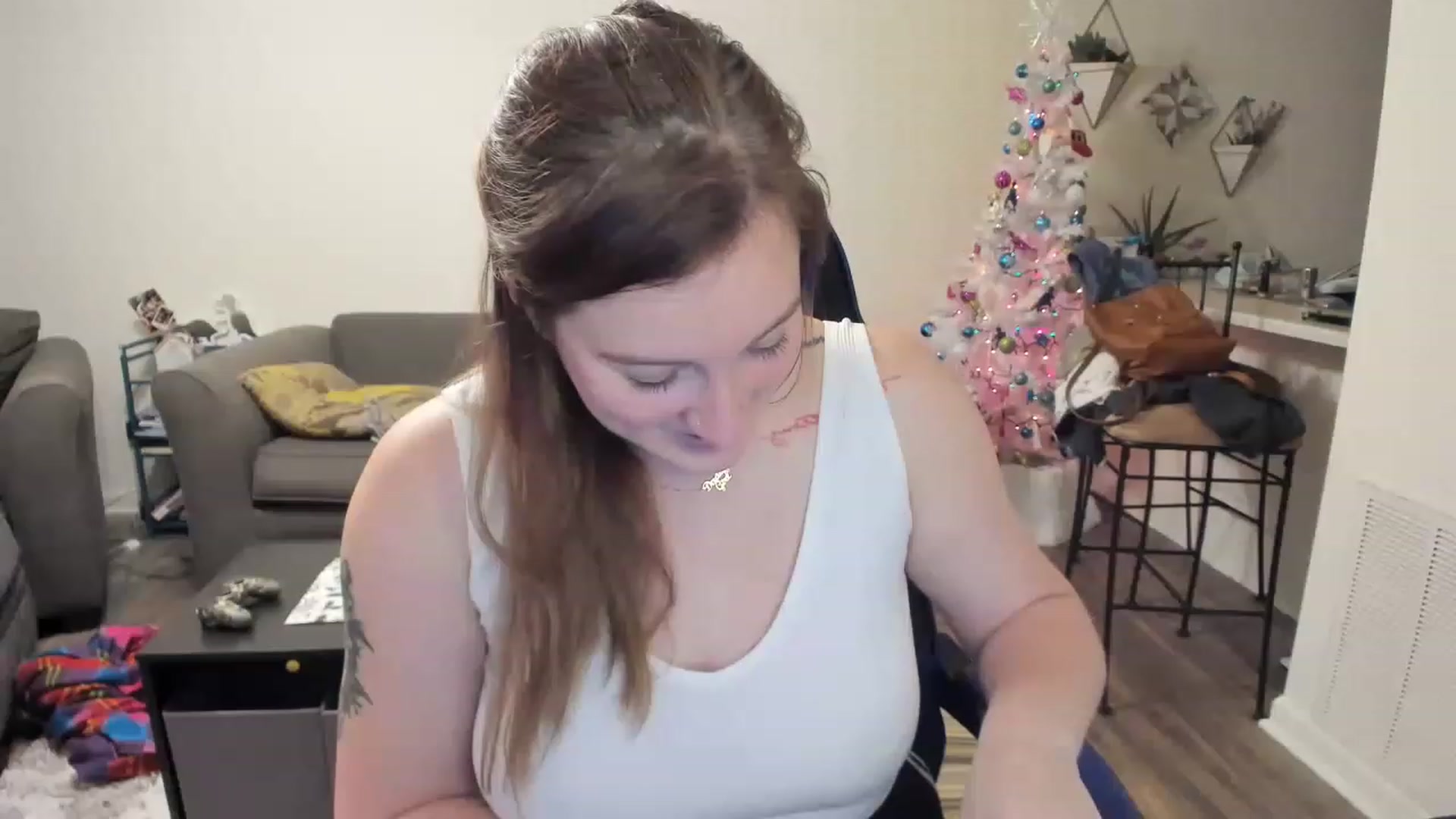 Gallery image thumbnail from DinoDarling's myfreecams stream on, 11/27/2022, 04:50 image 17 of 20