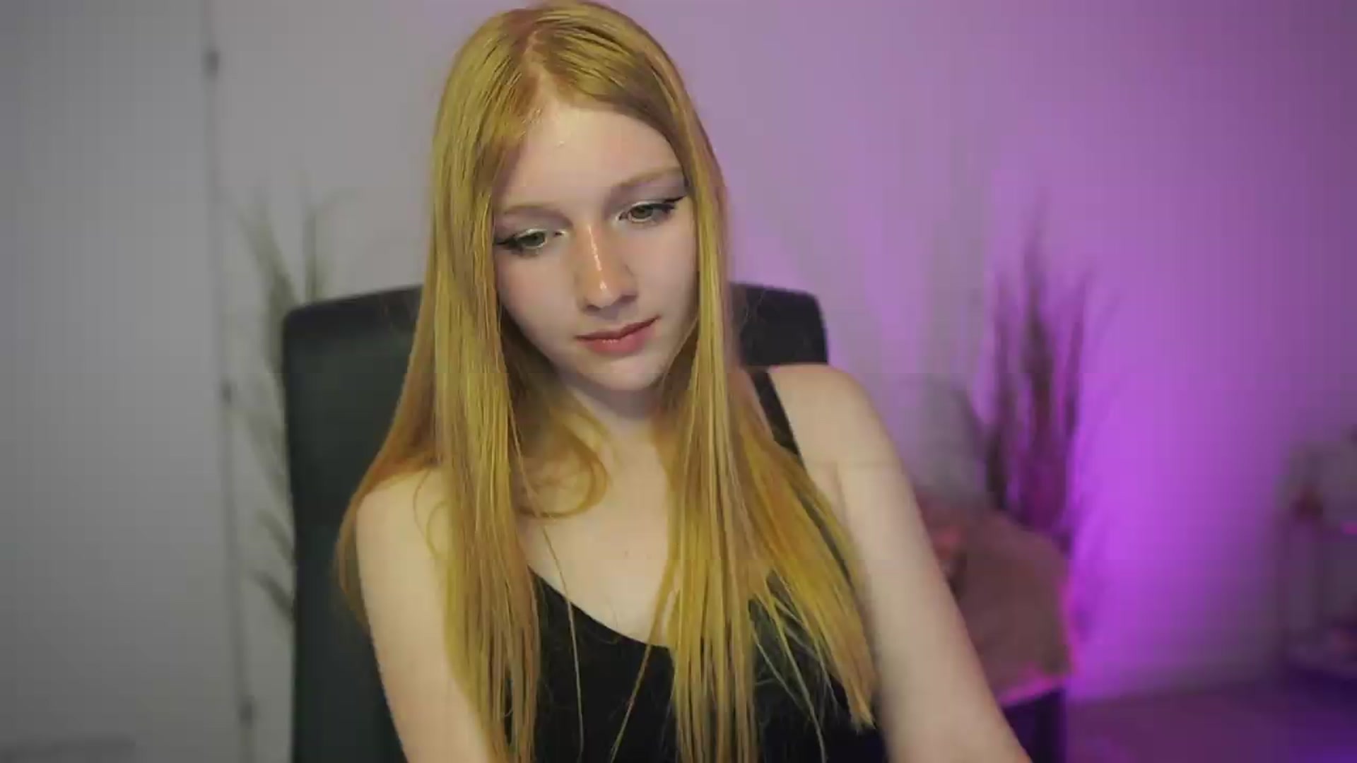 Gallery image thumbnail from DirtyChloe18's myfreecams stream on, 05/06/2026, 15:06 image 2 of 20
