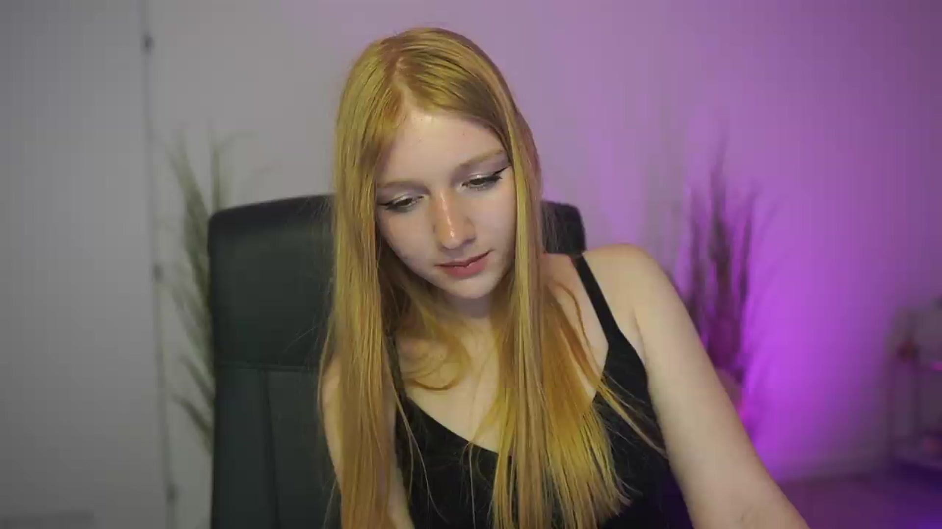 Gallery image thumbnail from DirtyChloe18's myfreecams stream on, 05/06/2026, 15:06 image 7 of 20