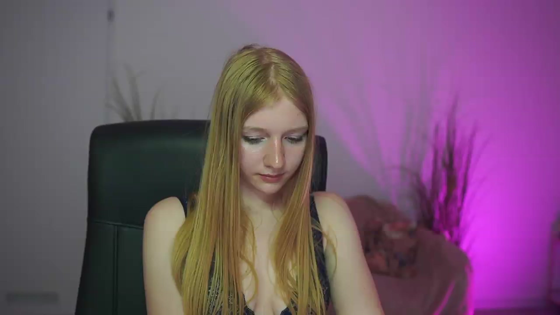 Gallery image thumbnail from DirtyChloe18's myfreecams stream on, 05/13/2026, 14:26 image 18 of 20
