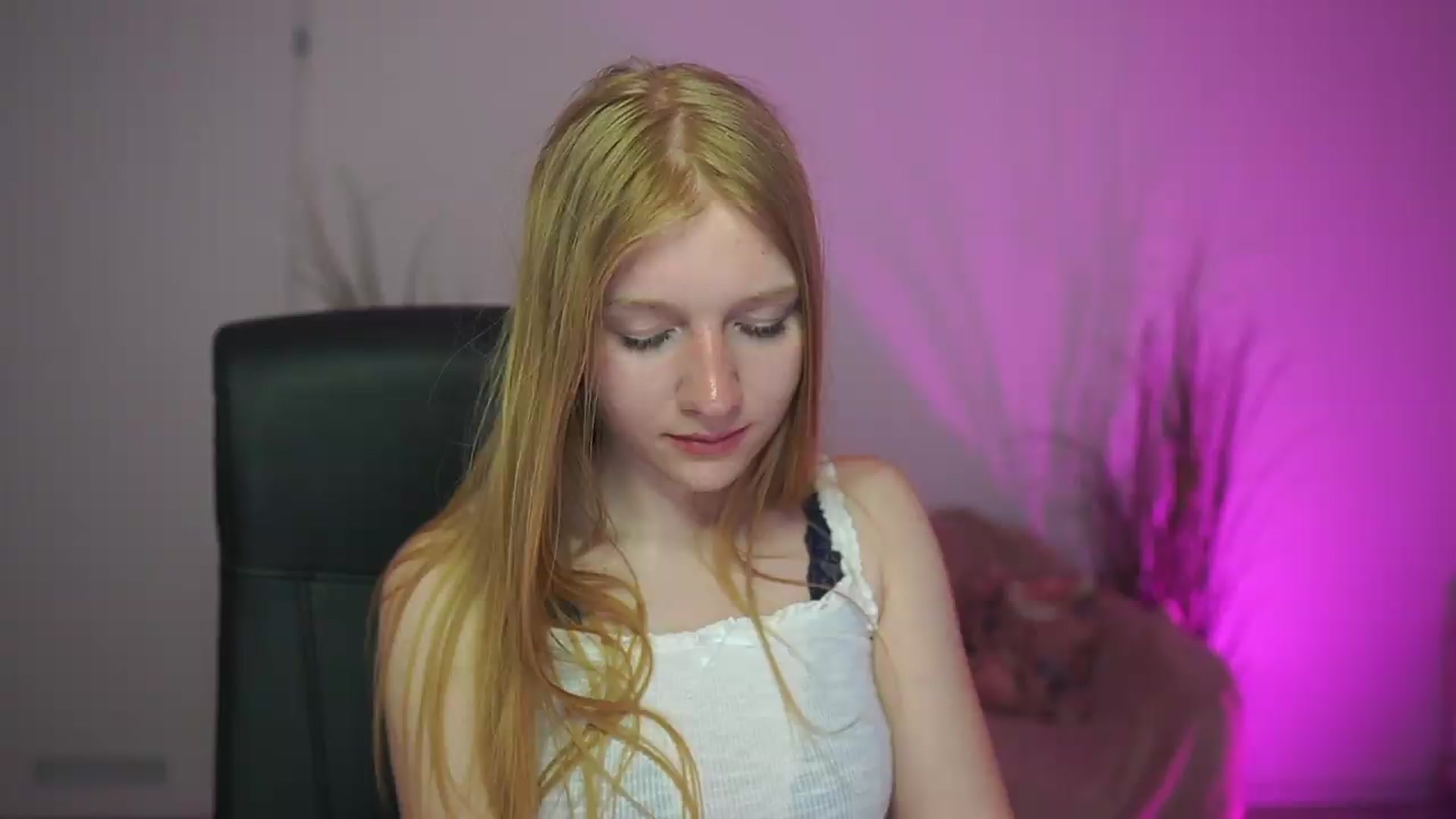 Gallery image thumbnail from DirtyChloe18's myfreecams stream on, 05/13/2026, 14:26 image 4 of 20