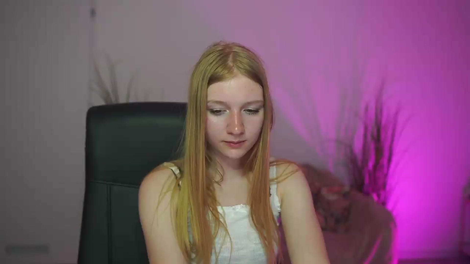 Gallery image thumbnail from DirtyChloe18's myfreecams stream on, 05/13/2026, 14:26 image 9 of 20