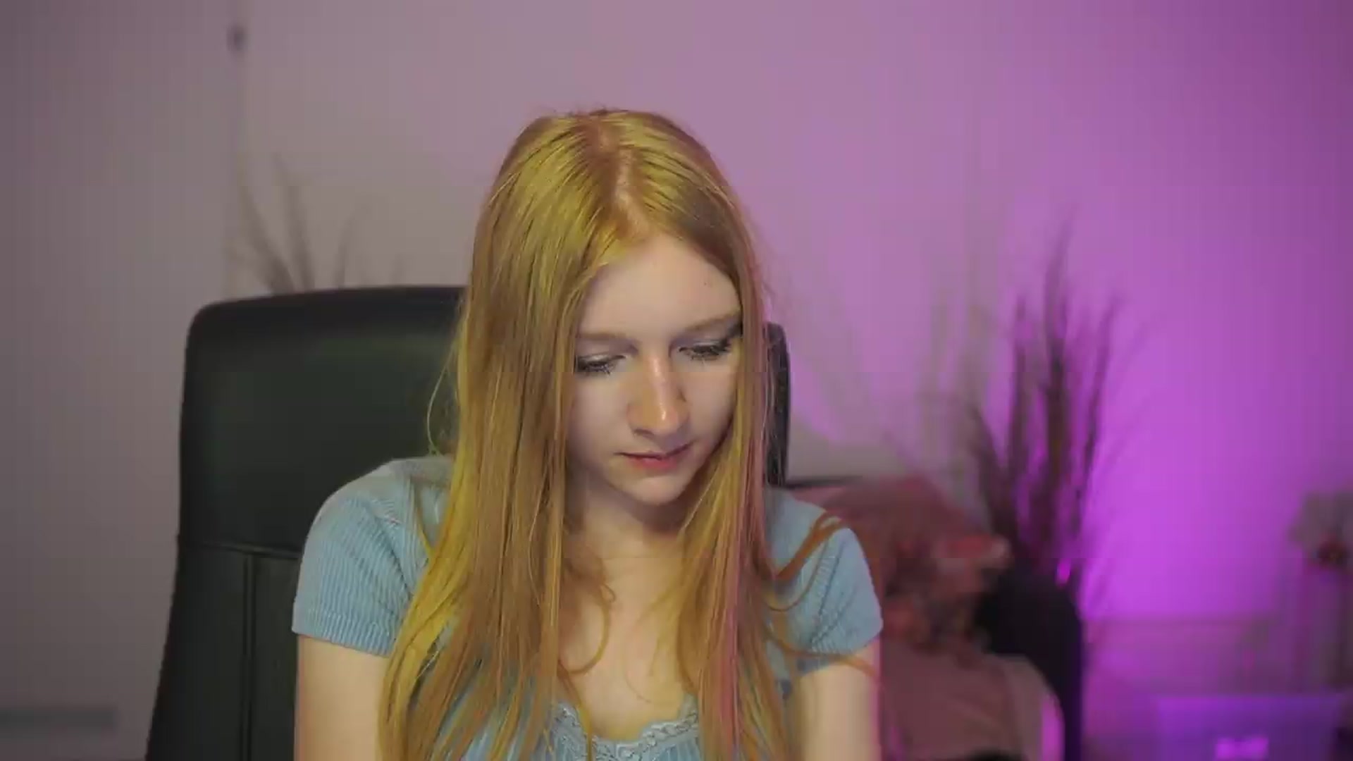 Gallery image thumbnail from DirtyChloe18's myfreecams stream on, 05/19/2026, 17:37 image 9 of 20