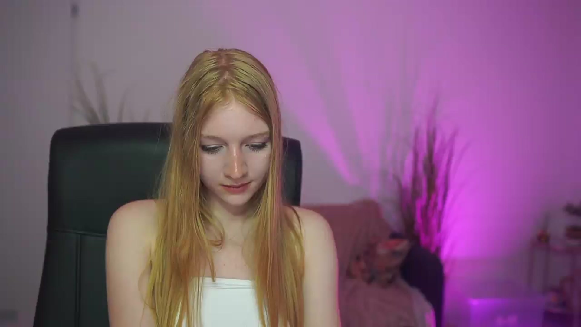 Gallery image thumbnail from DirtyChloe18's myfreecams stream on, 05/21/2026, 14:25 image 7 of 20