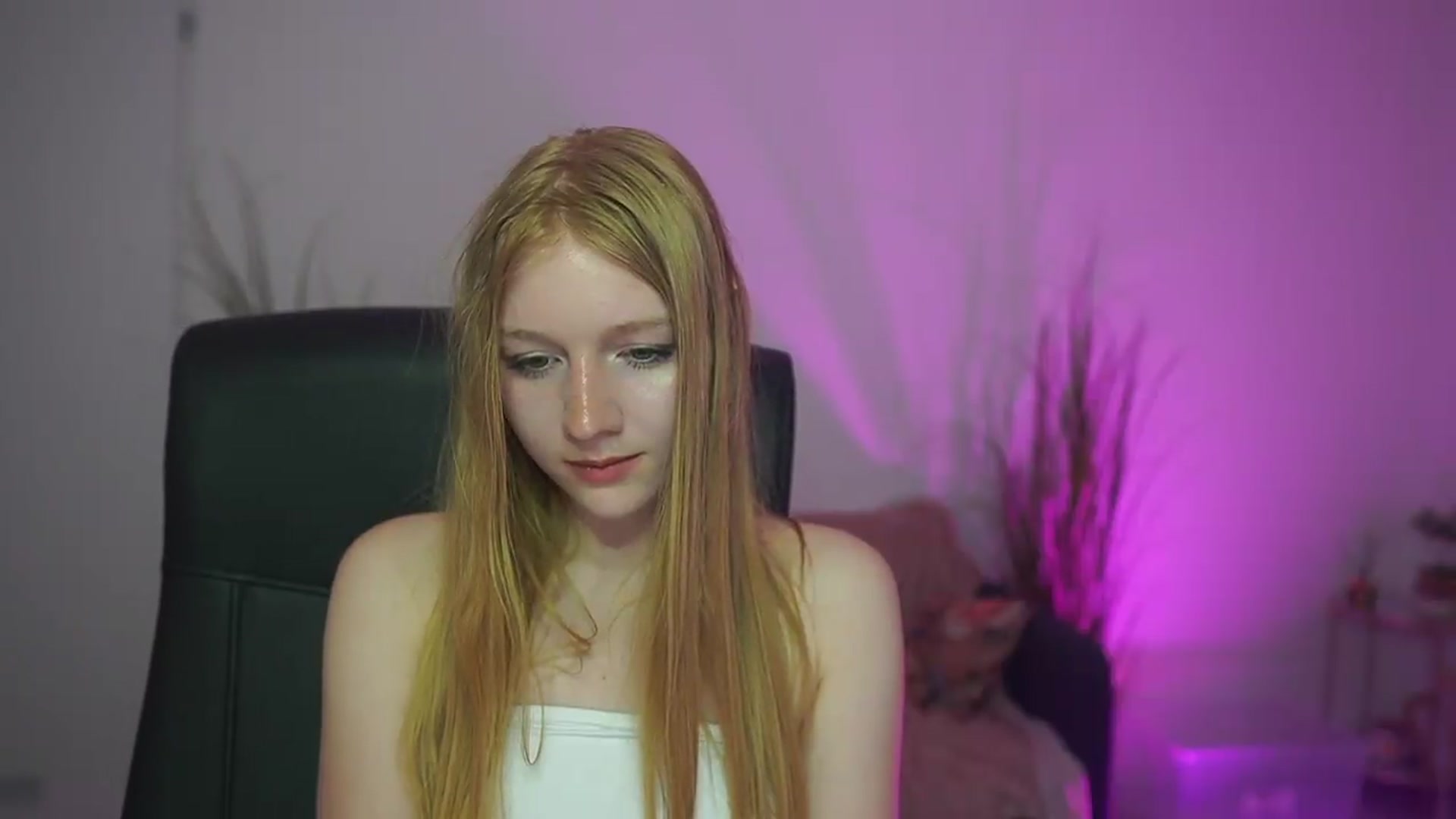 Gallery image thumbnail from DirtyChloe18's myfreecams stream on, 05/21/2026, 14:25 image 9 of 20
