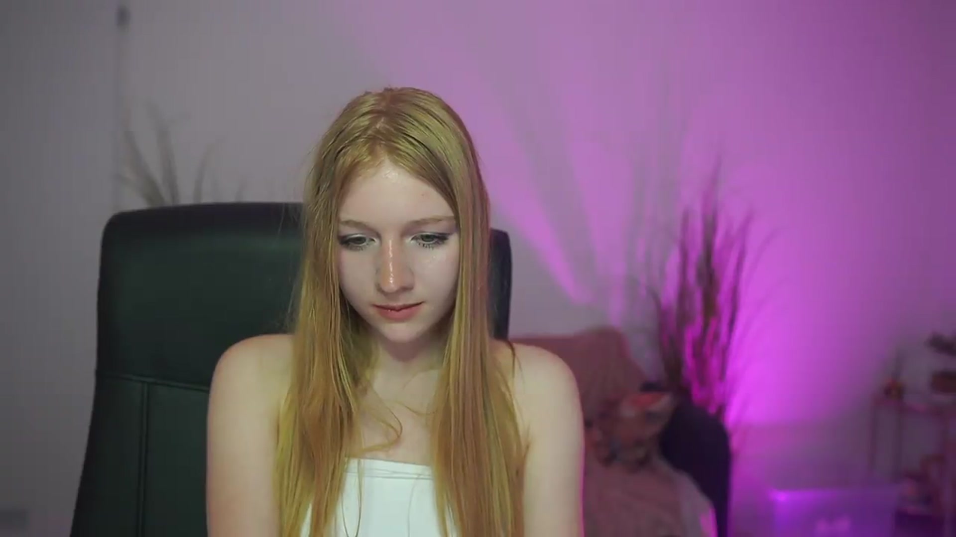 Gallery image thumbnail from DirtyChloe18's myfreecams stream on, 05/21/2026, 14:25 image 11 of 20