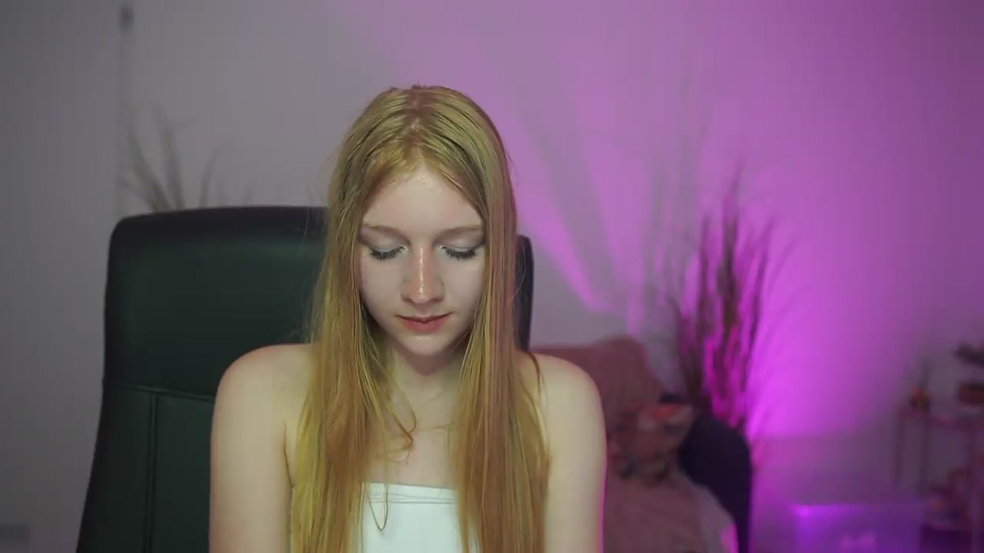 Gallery image thumbnail from DirtyChloe18's myfreecams stream on, 05/21/2026, 14:25 image 10 of 20