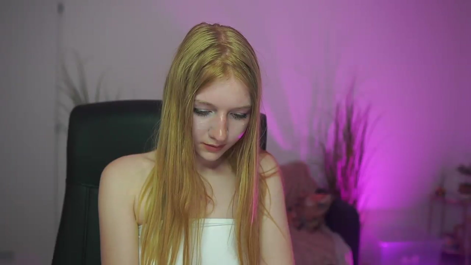 Gallery image thumbnail from DirtyChloe18's myfreecams stream on, 05/21/2026, 14:25 image 12 of 20