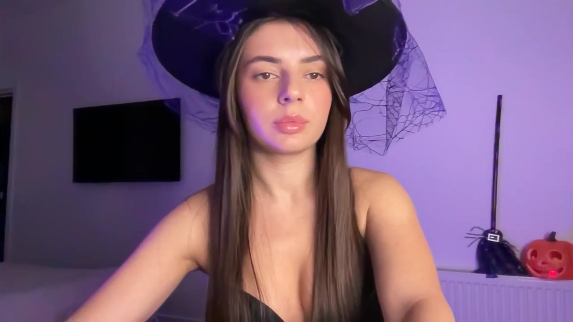Gallery image thumbnail from Diva_Oliva1's myfreecams stream on, 10/31/2025, 20:30 image 4 of 20