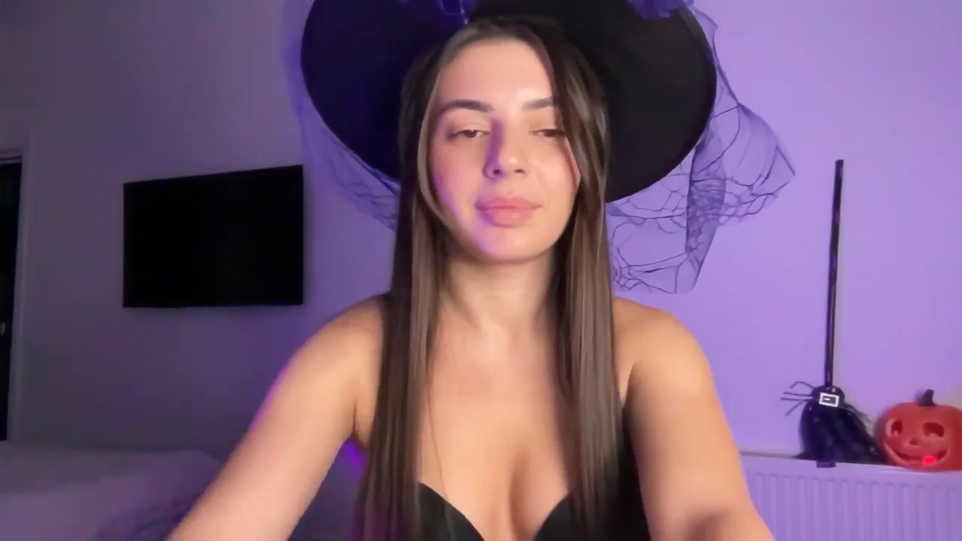 Gallery image thumbnail from Diva_Oliva1's myfreecams stream on, 10/31/2025, 20:30 image 2 of 20