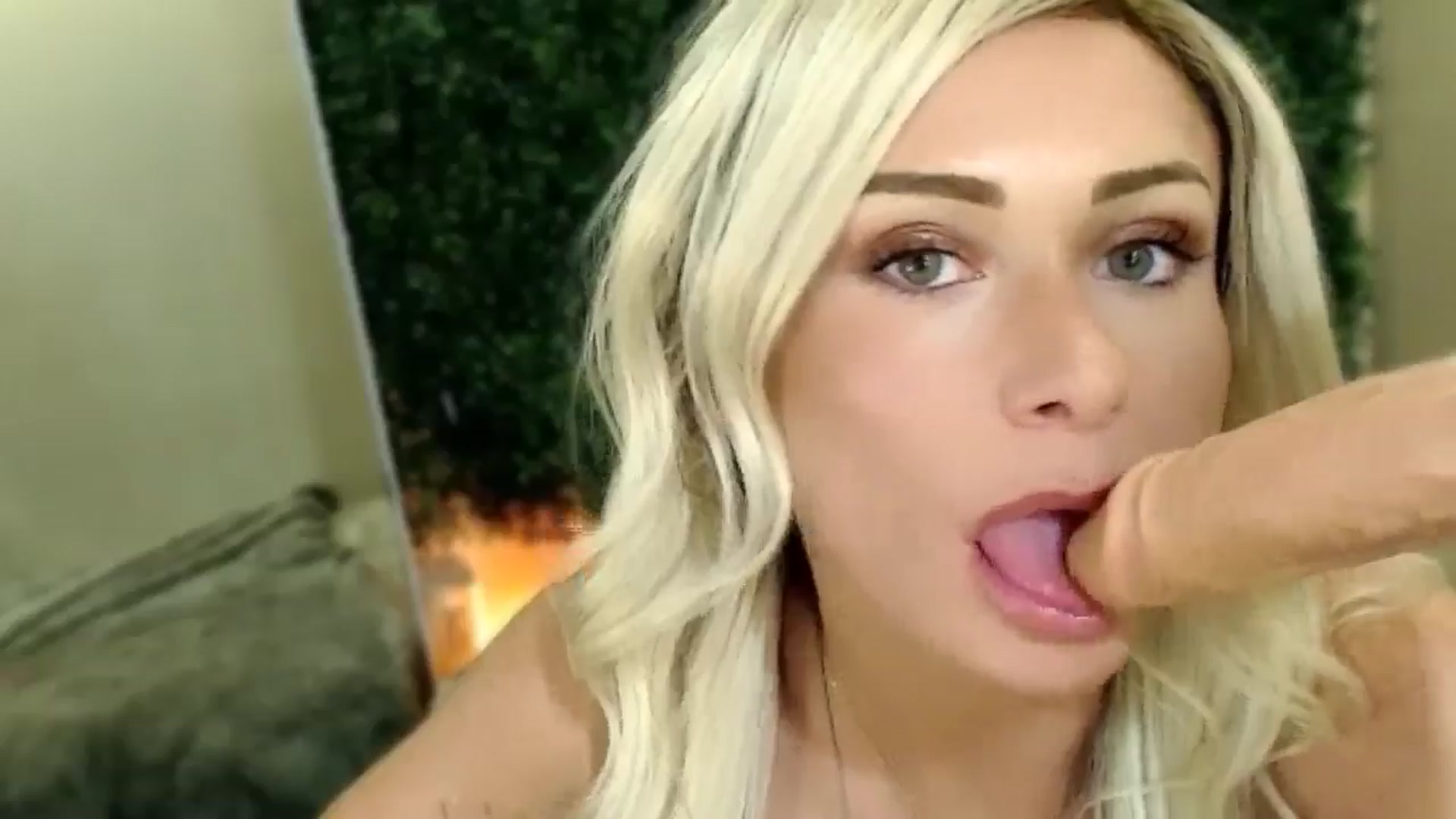 Gallery image thumbnail from Divine_Honey's myfreecams stream on, 08/10/2025, 03:24 image 18 of 20