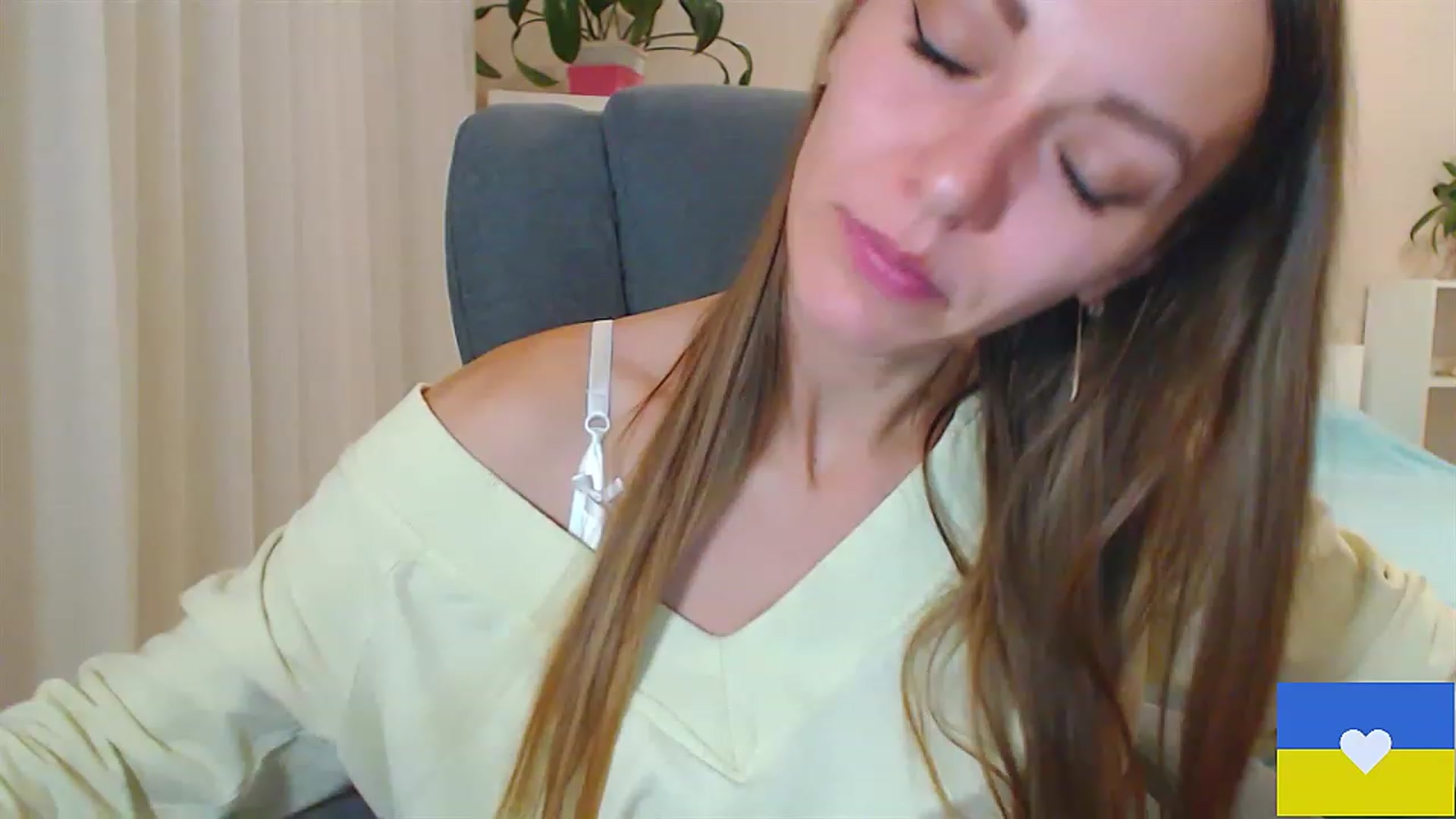 Gallery image thumbnail from Divine_Phenix's myfreecams stream on, 11/20/2022, 17:25 image 9 of 20