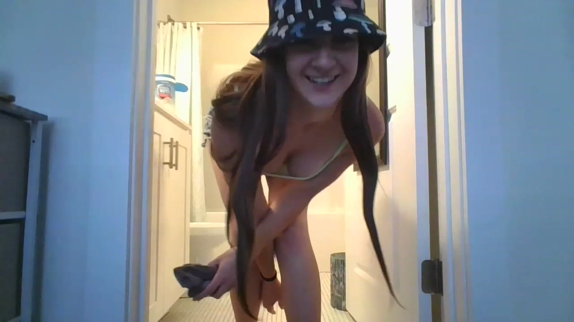 Gallery image thumbnail from DjDreamKitten's myfreecams stream on, 04/18/2023, 18:01 image 10 of 20
