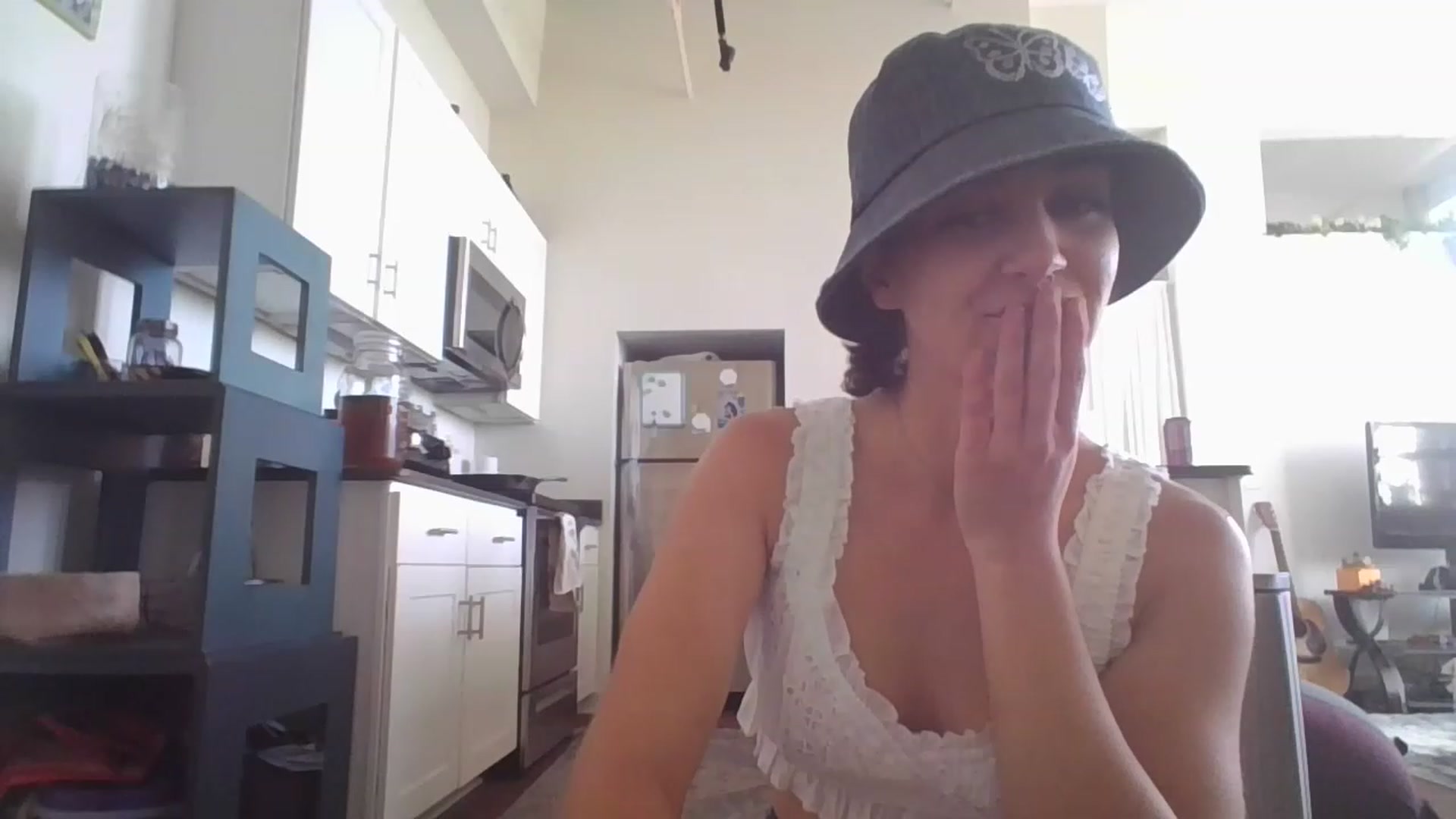 Gallery image thumbnail from DjDreamKitten's myfreecams stream on, 04/19/2023, 21:13 image 15 of 20