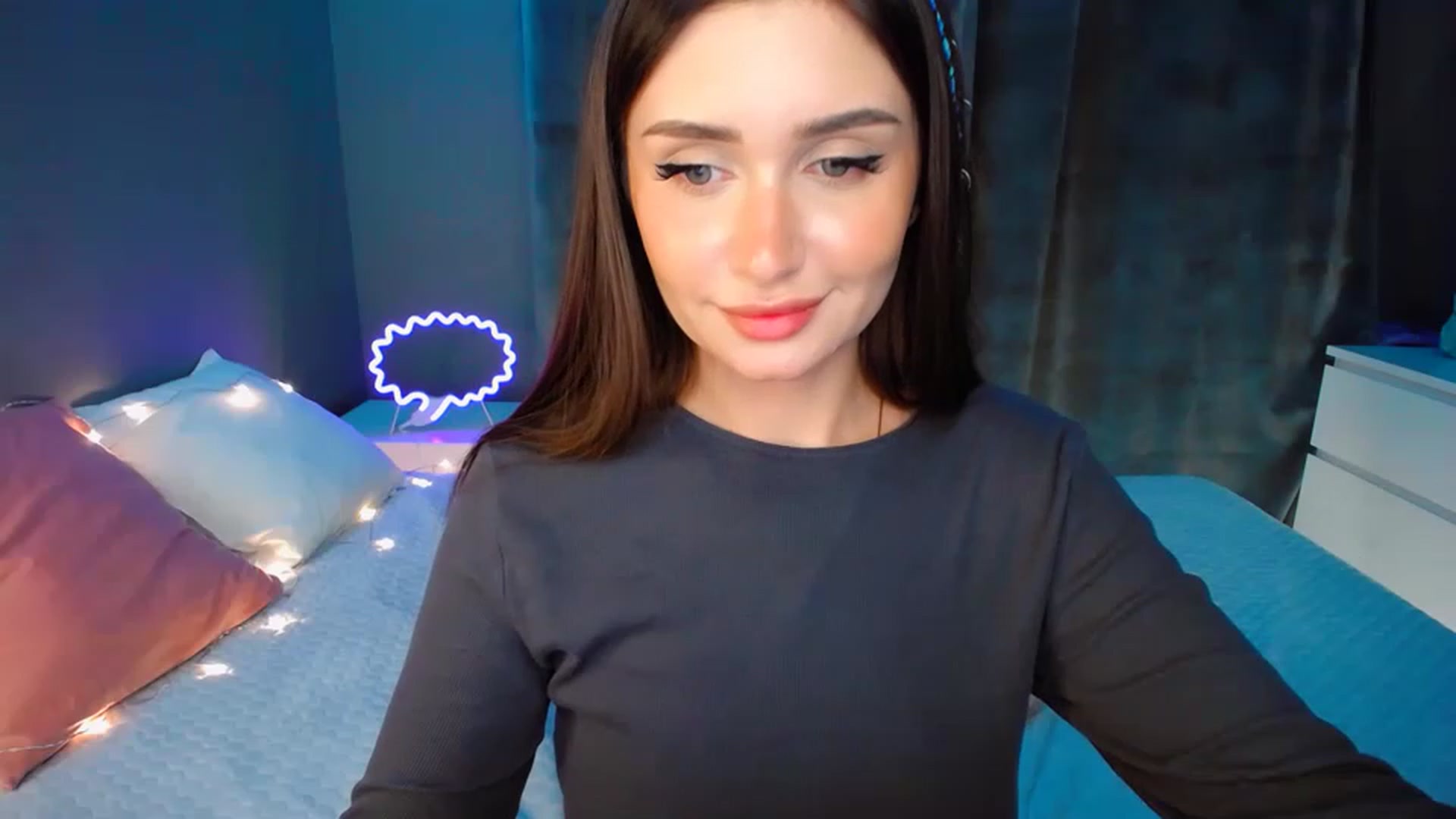 Gallery image thumbnail from DollGlamourr's myfreecams stream on, 11/22/2022, 19:28 image 9 of 20