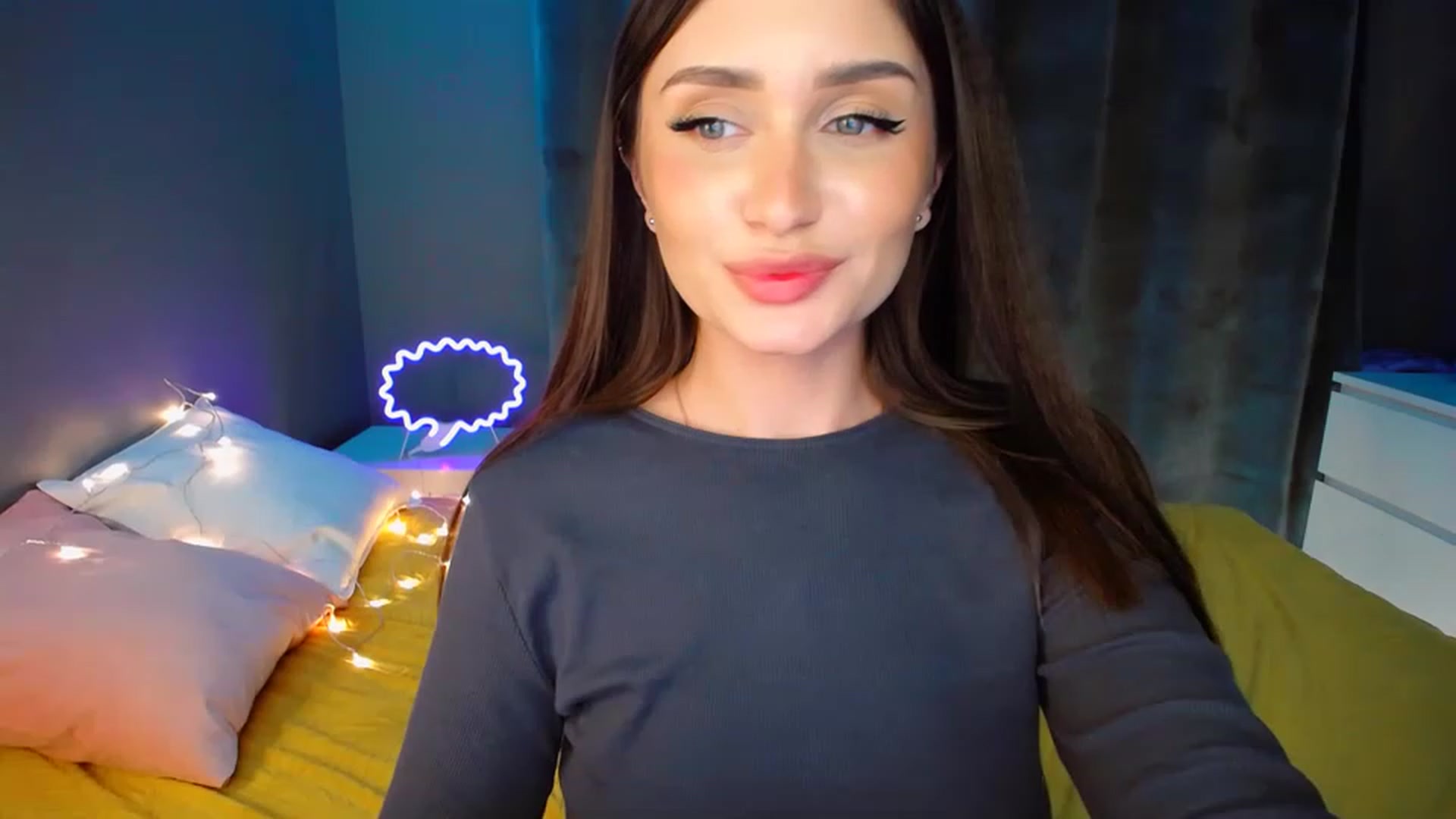 Gallery image thumbnail from DollGlamourr's myfreecams stream on, 11/23/2022, 18:56 image 10 of 20