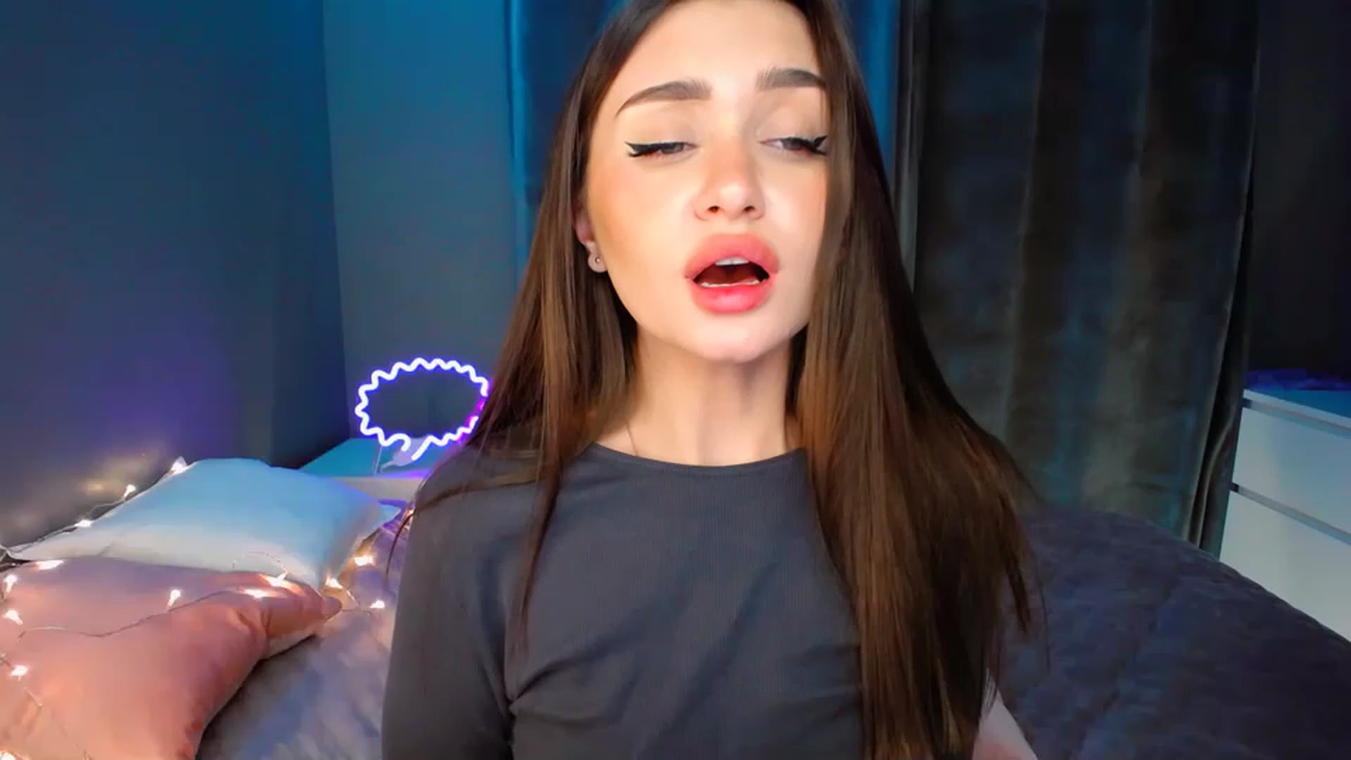 Gallery image thumbnail from DollGlamourr's myfreecams stream on, 12/01/2022, 17:33 image 16 of 20