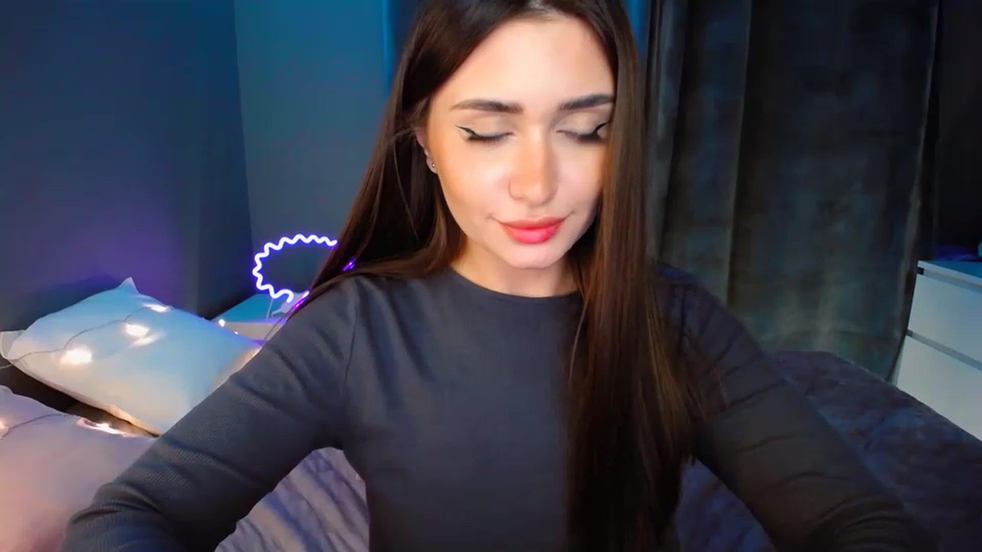 Gallery image thumbnail from DollGlamourr's myfreecams stream on, 12/04/2022, 17:20 image 8 of 20