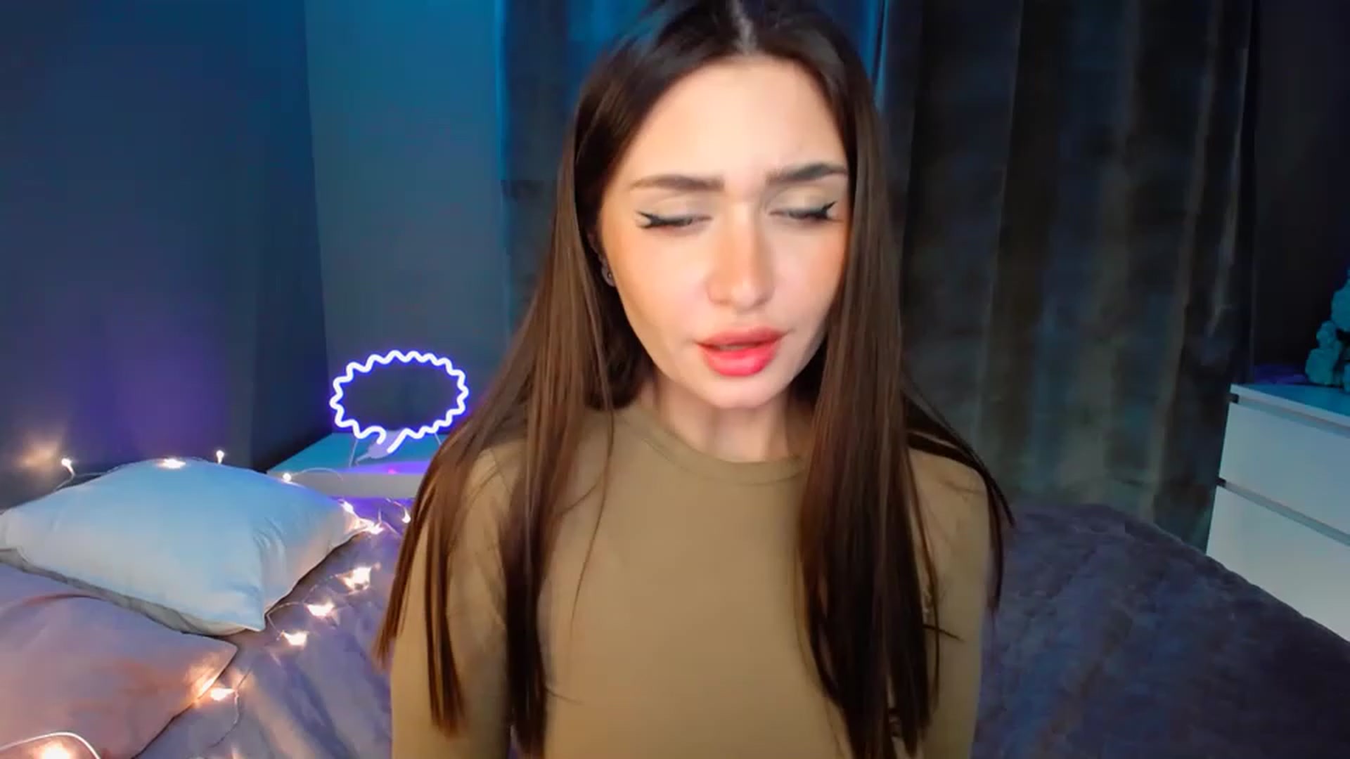 Gallery image thumbnail from DollGlamourr's myfreecams stream on, 12/06/2022, 19:08 image 15 of 20