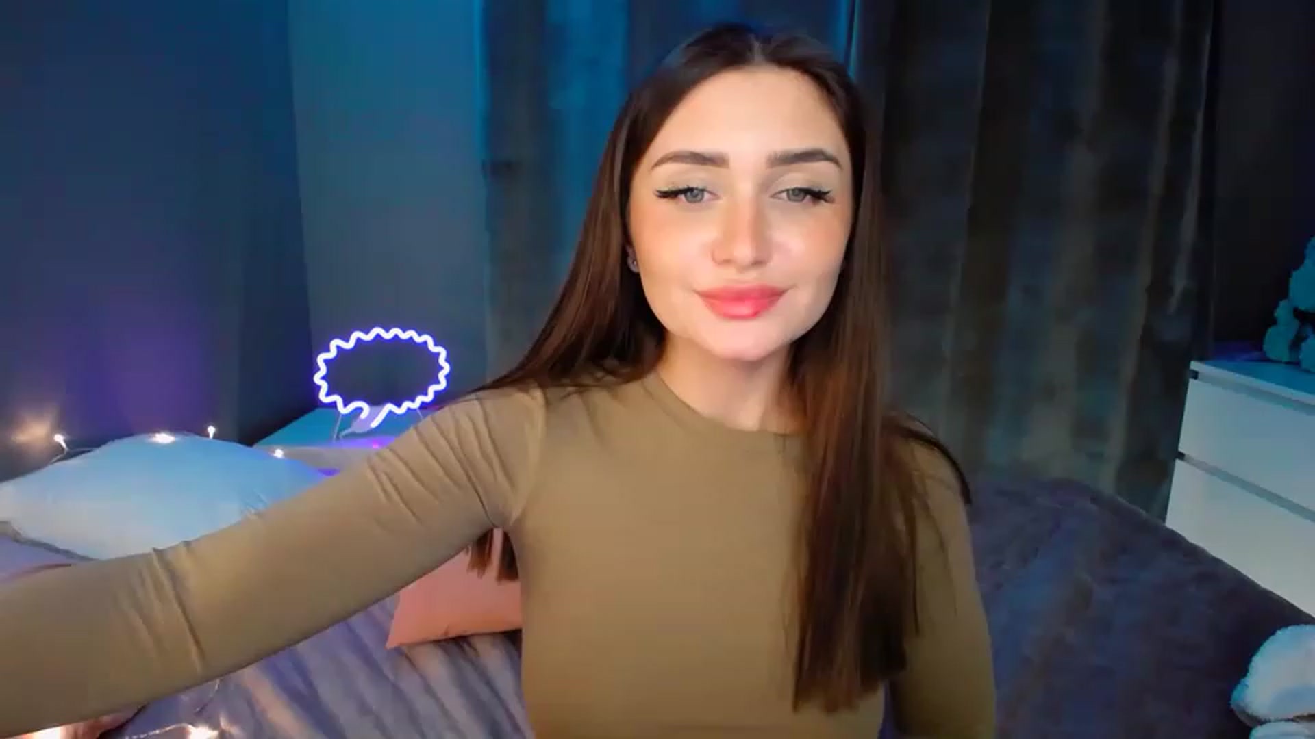 Gallery image thumbnail from DollGlamourr's myfreecams stream on, 12/06/2022, 19:48 image 15 of 20