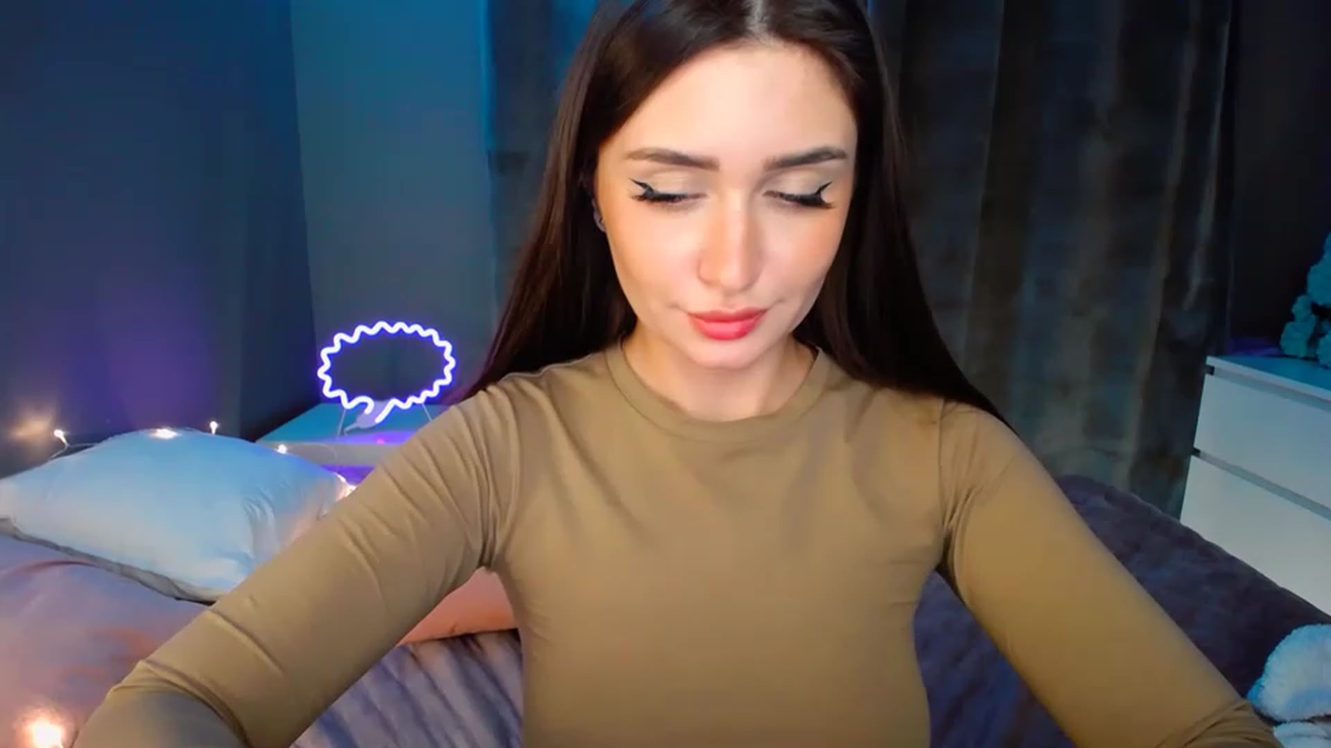 Gallery image thumbnail from DollGlamourr's myfreecams stream on, 12/06/2022, 19:48 image 16 of 20